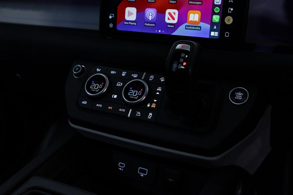 Land Rover Defender view 19