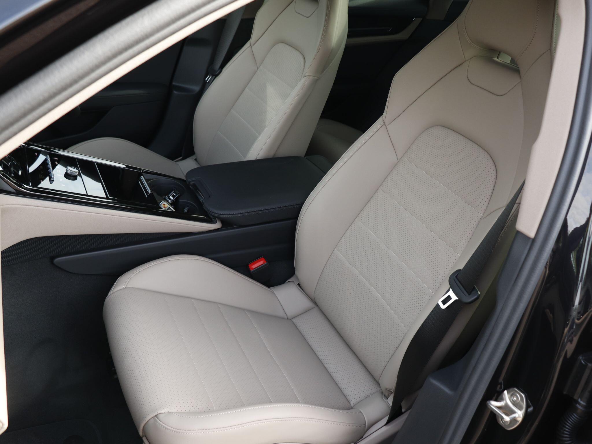 Porsche Panamera view 25