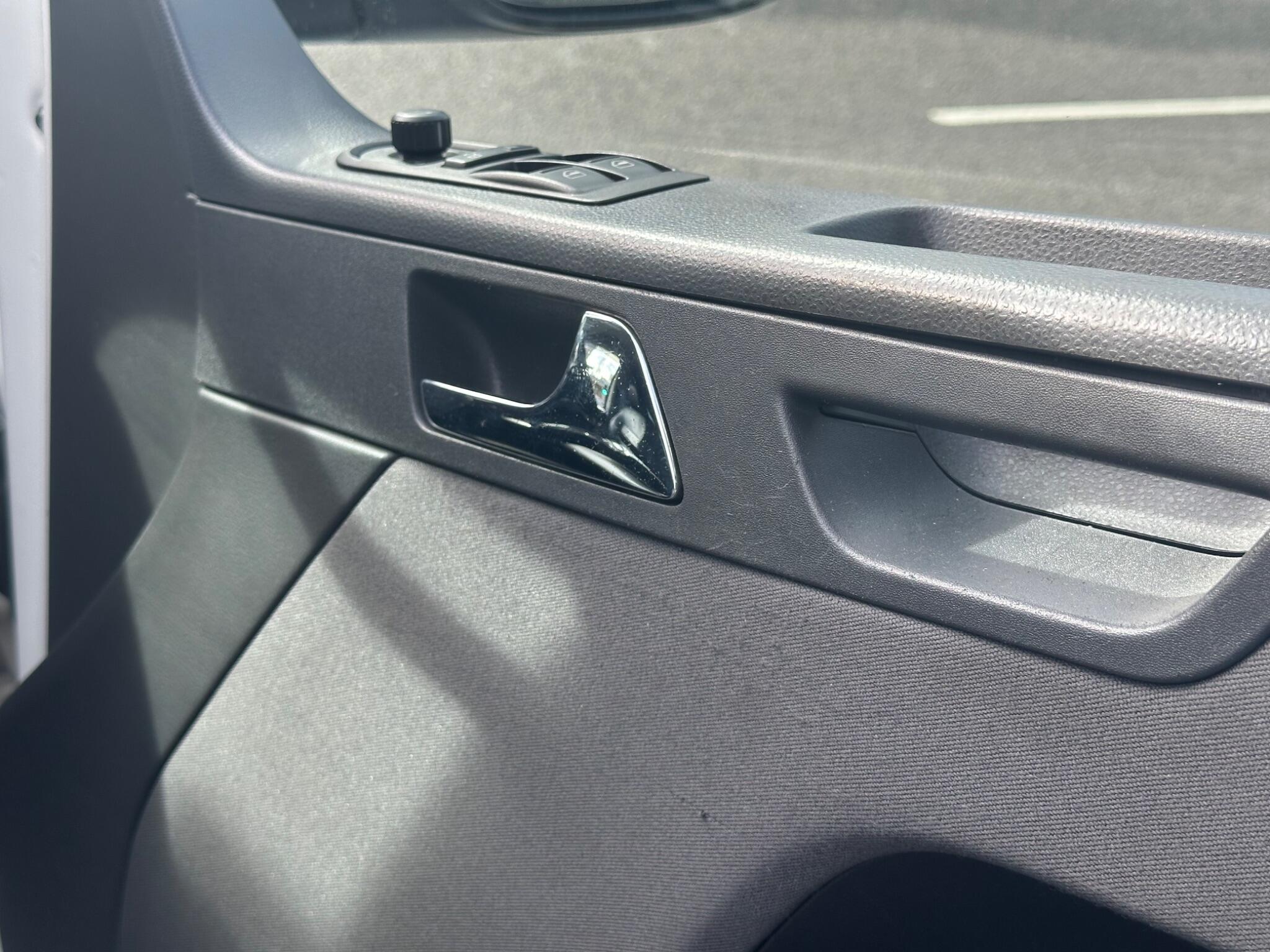 Volkswagen Caravelle view 25