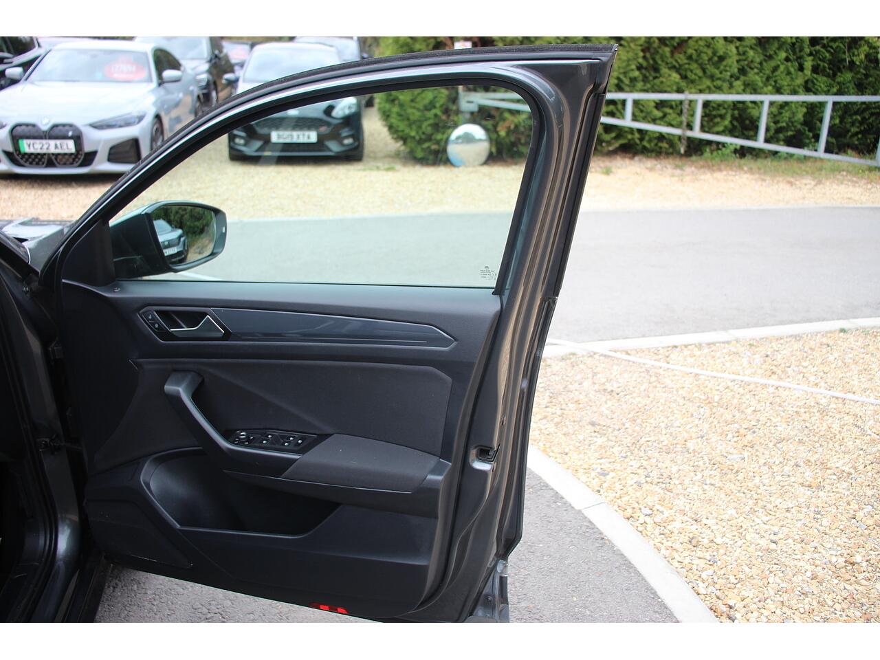 Volkswagen T-Roc view 38