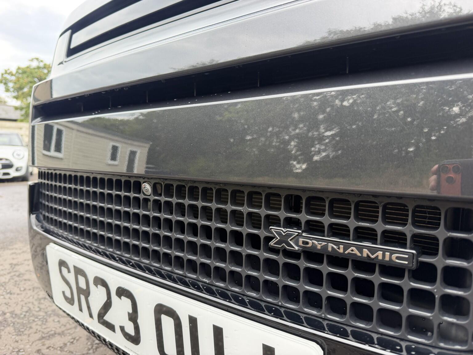 Land Rover Defender 110 view 21