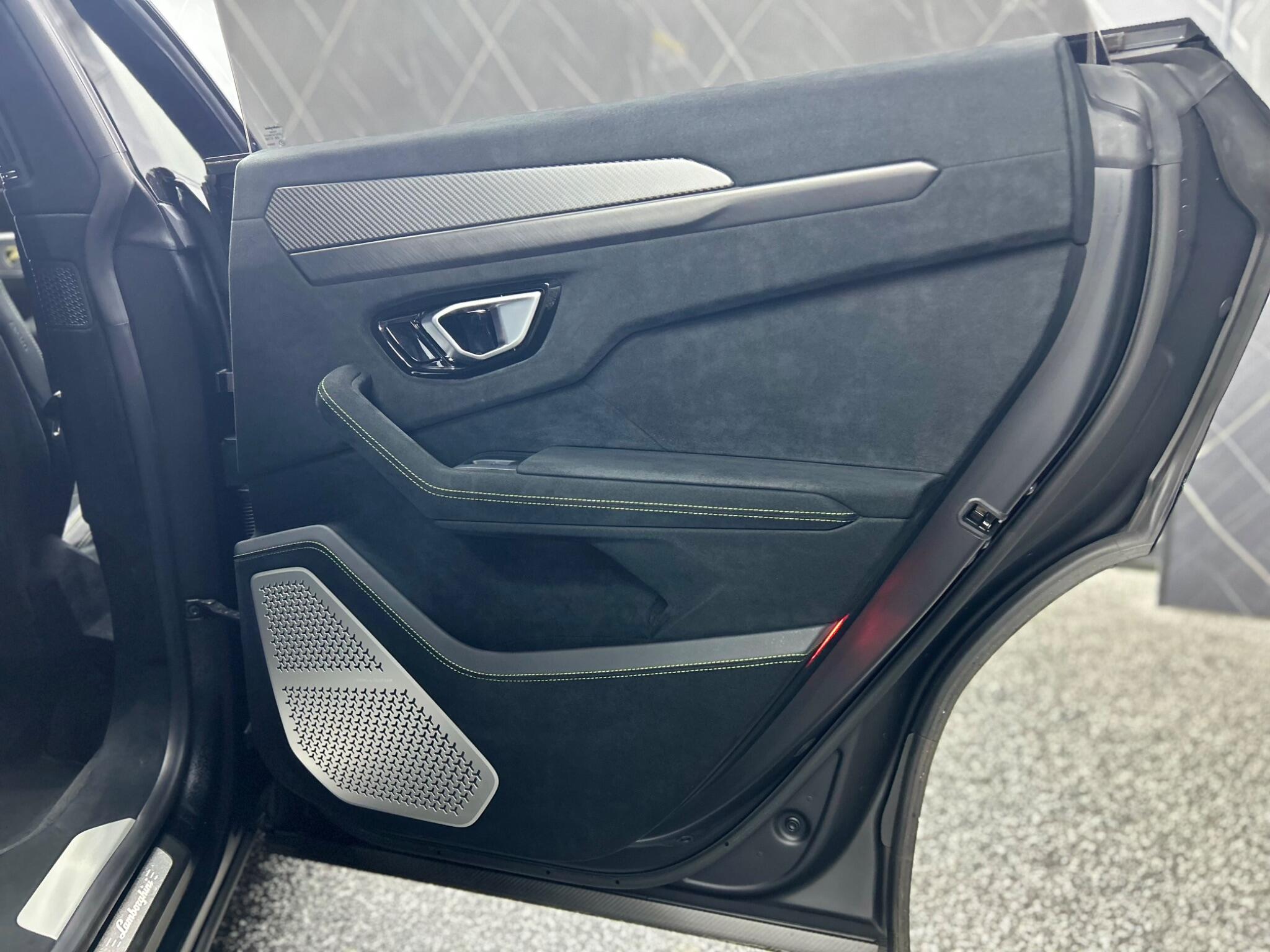 Lamborghini Urus view 35