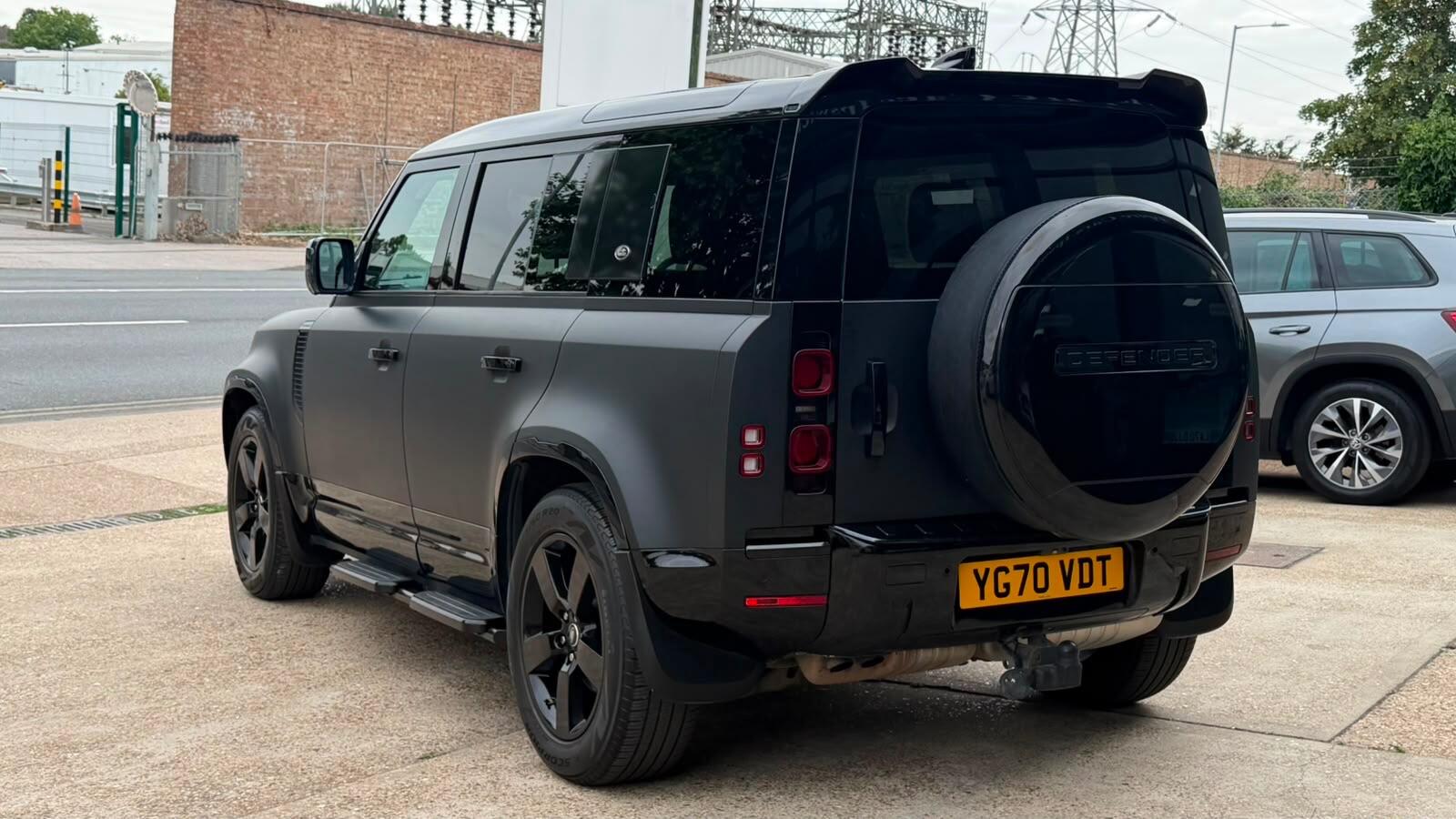 Land Rover Defender 110 view 8