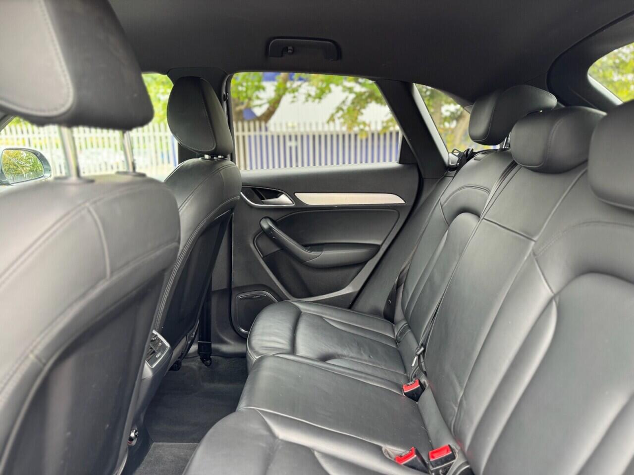 Audi Q3 view 32