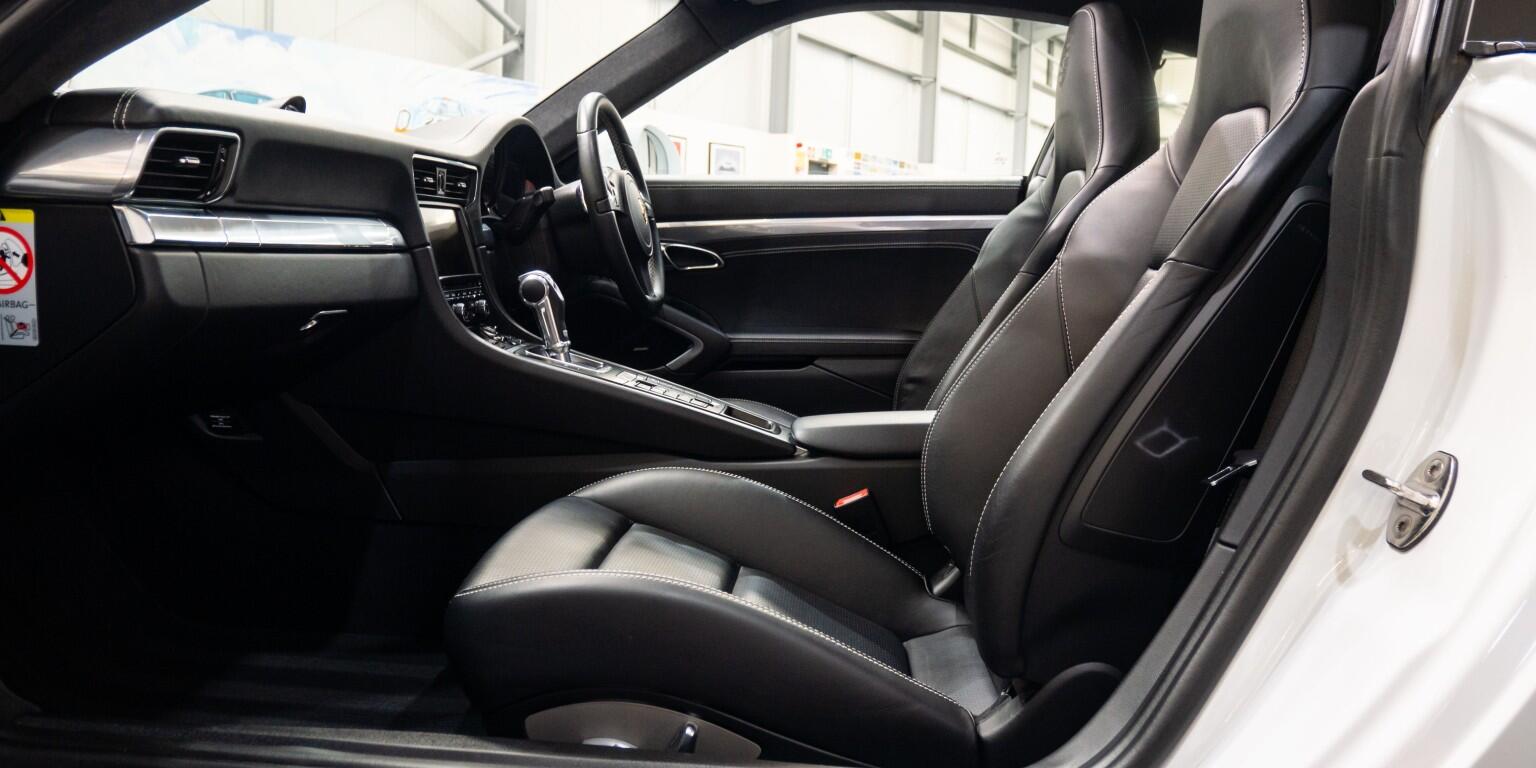 Porsche 911 view 18