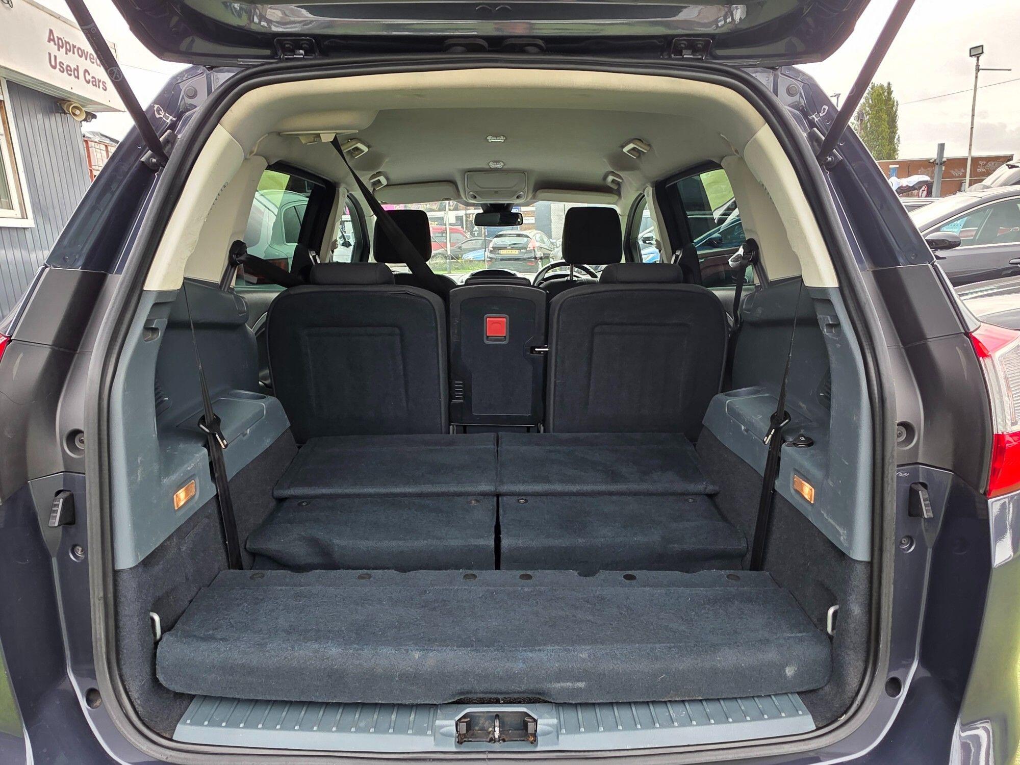Ford Grand C-Max view 19