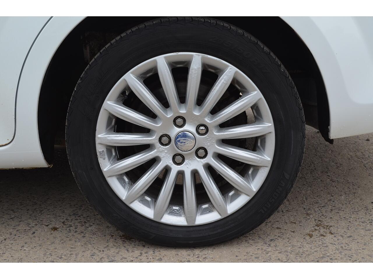 Ford Mondeo view 24