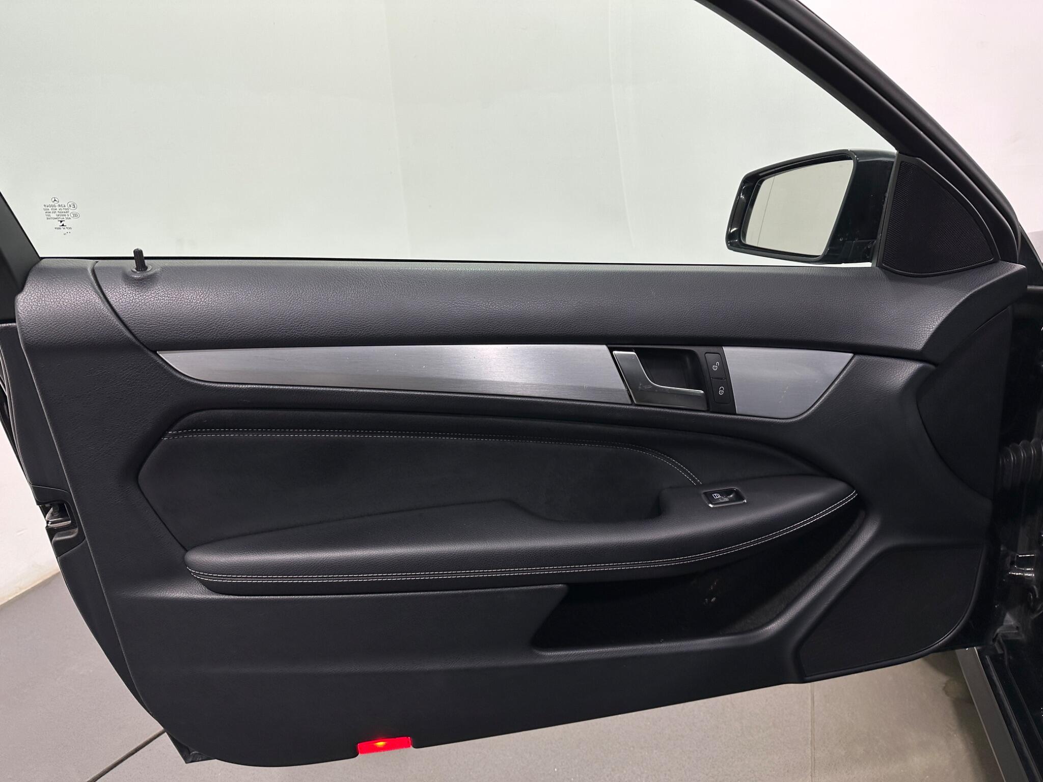 Mercedes-Benz C-Class view 35