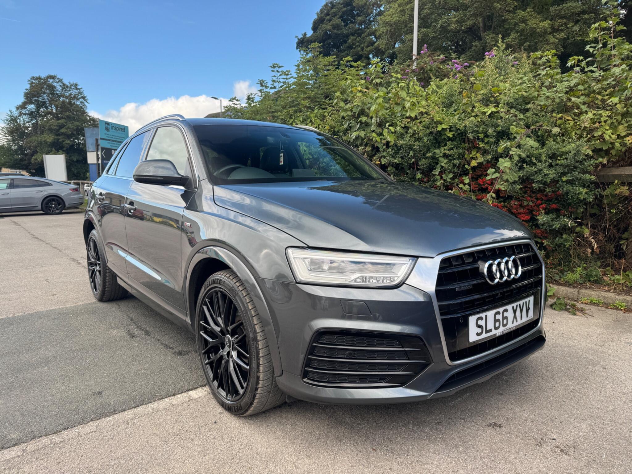 Audi Q3 view 3