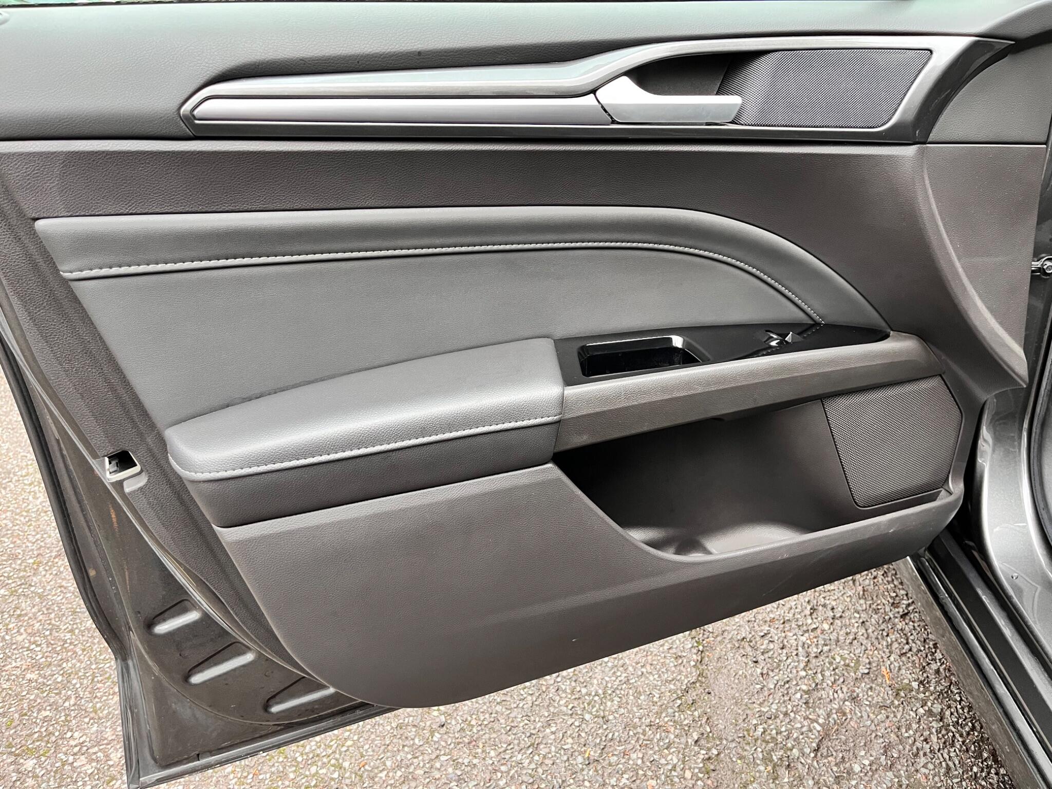 Ford Mondeo view 39