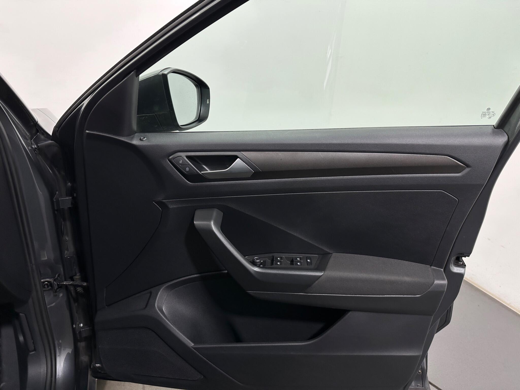 Volkswagen T-Roc view 33