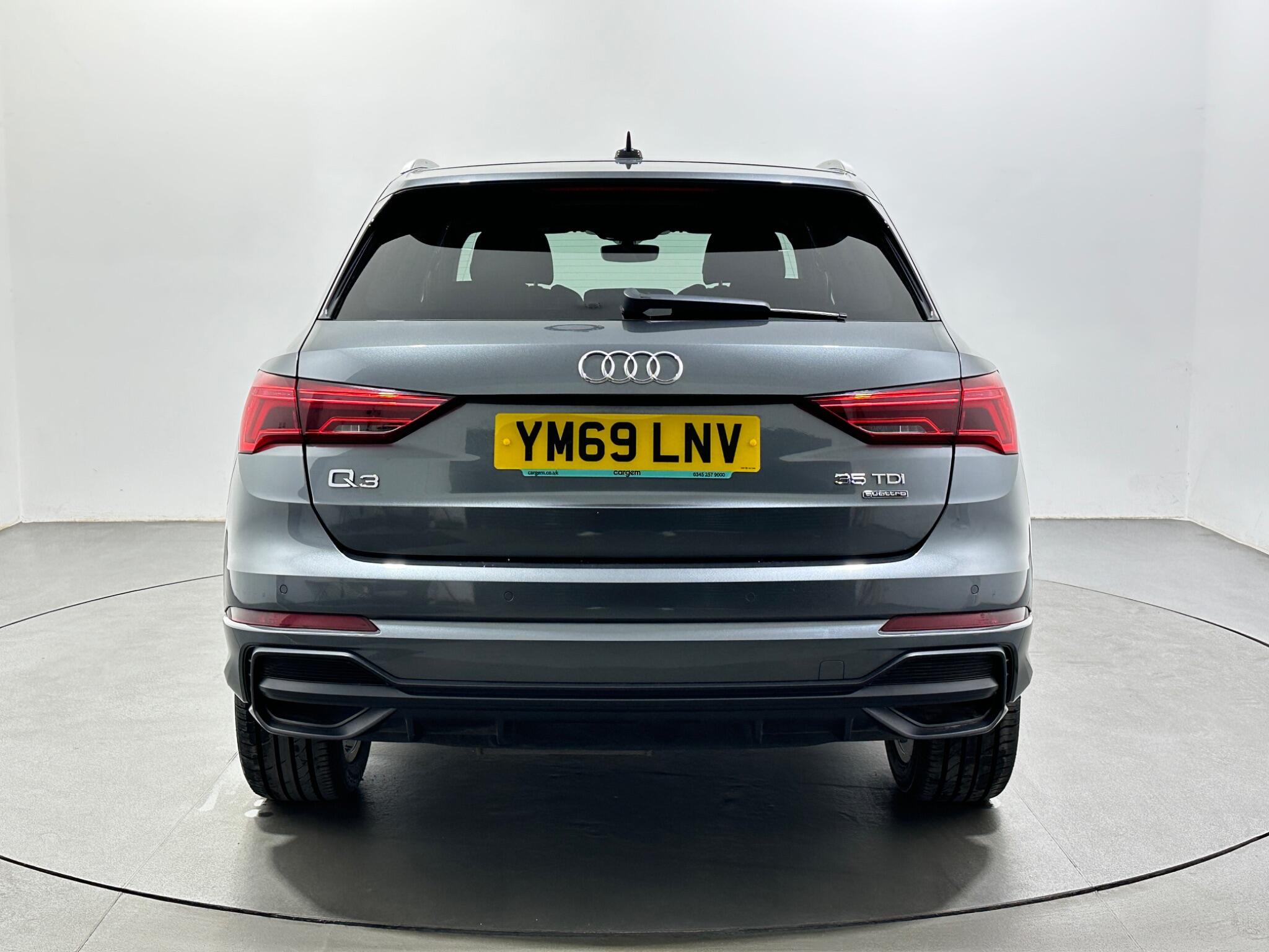Audi Q3 view 7