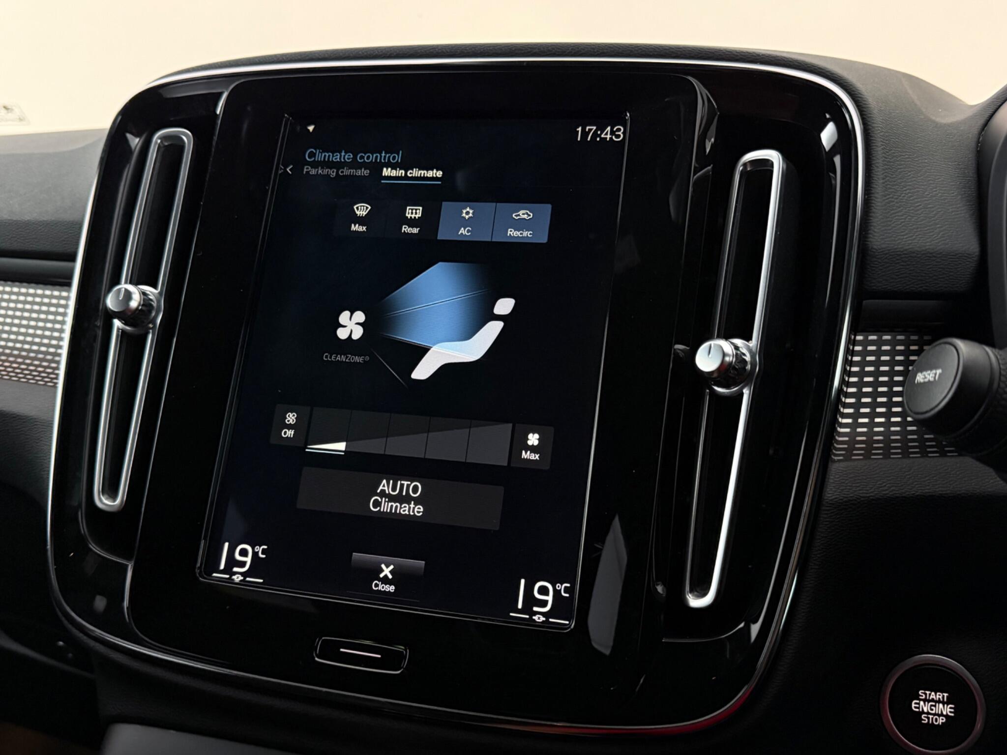 Volvo XC40 view 24