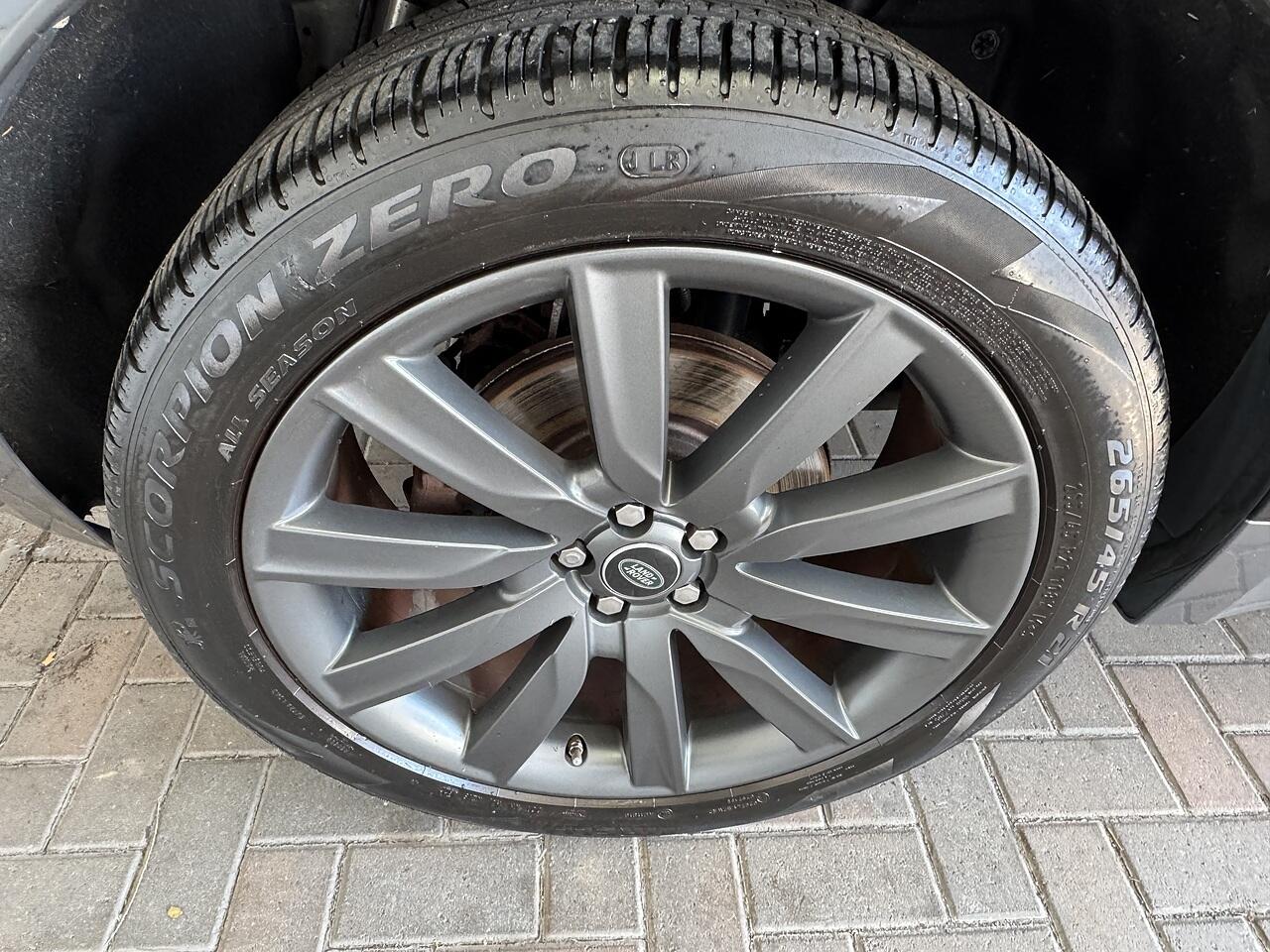 Land Rover Range Rover Velar view 32
