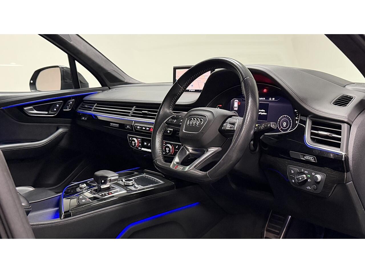 Audi Q7 view 4