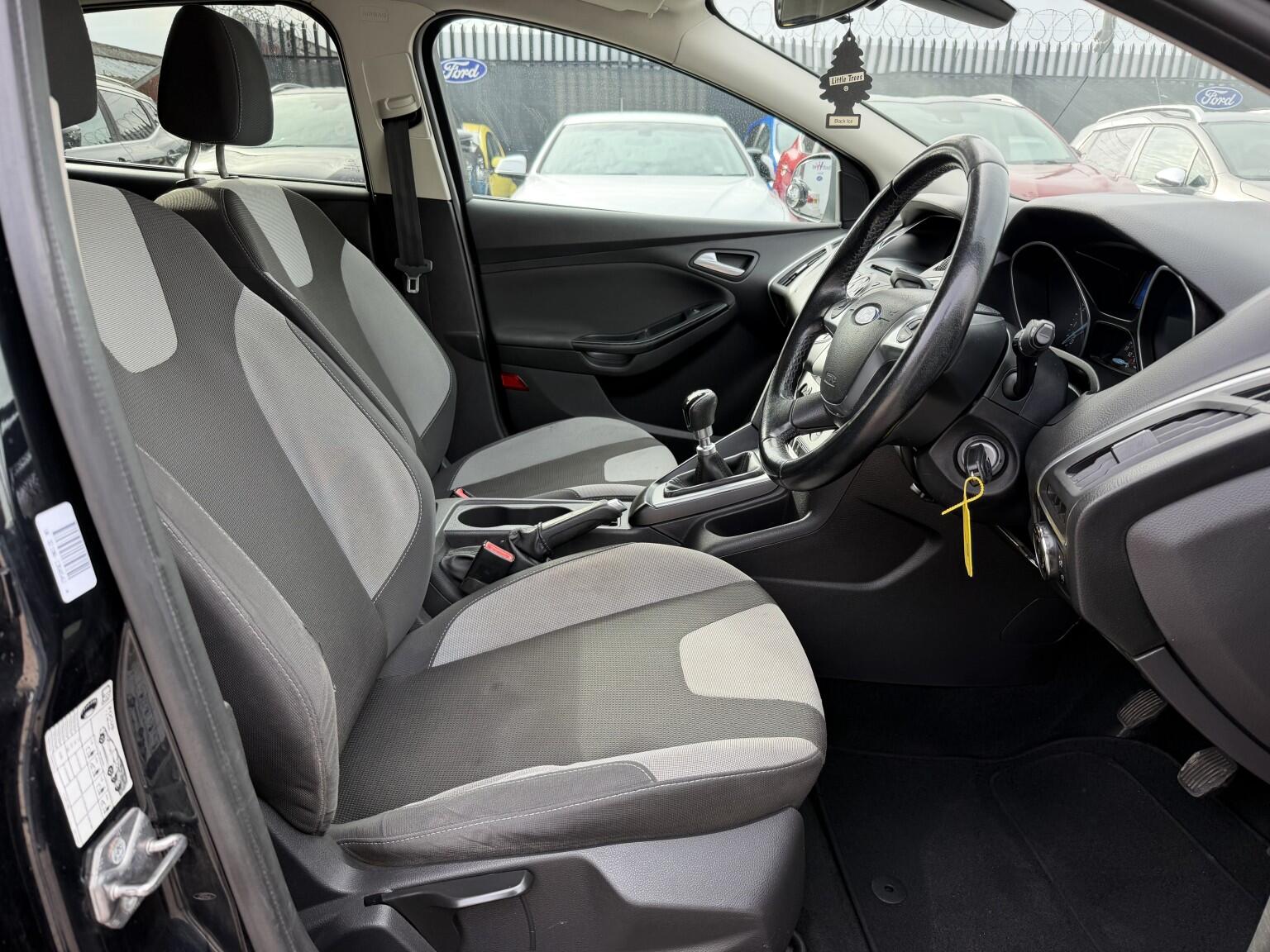 Ford Focus view 22