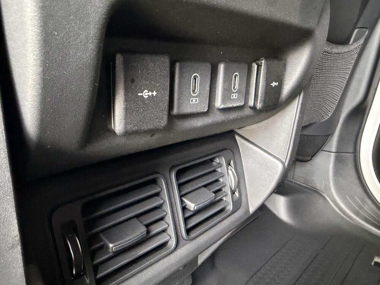 Land Rover Defender 110 view 19