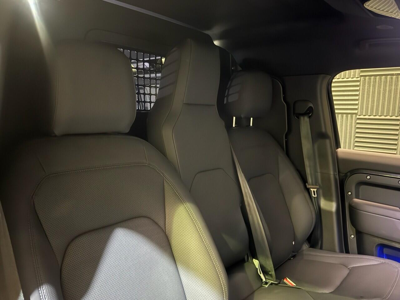 Land Rover Defender 110 view 11