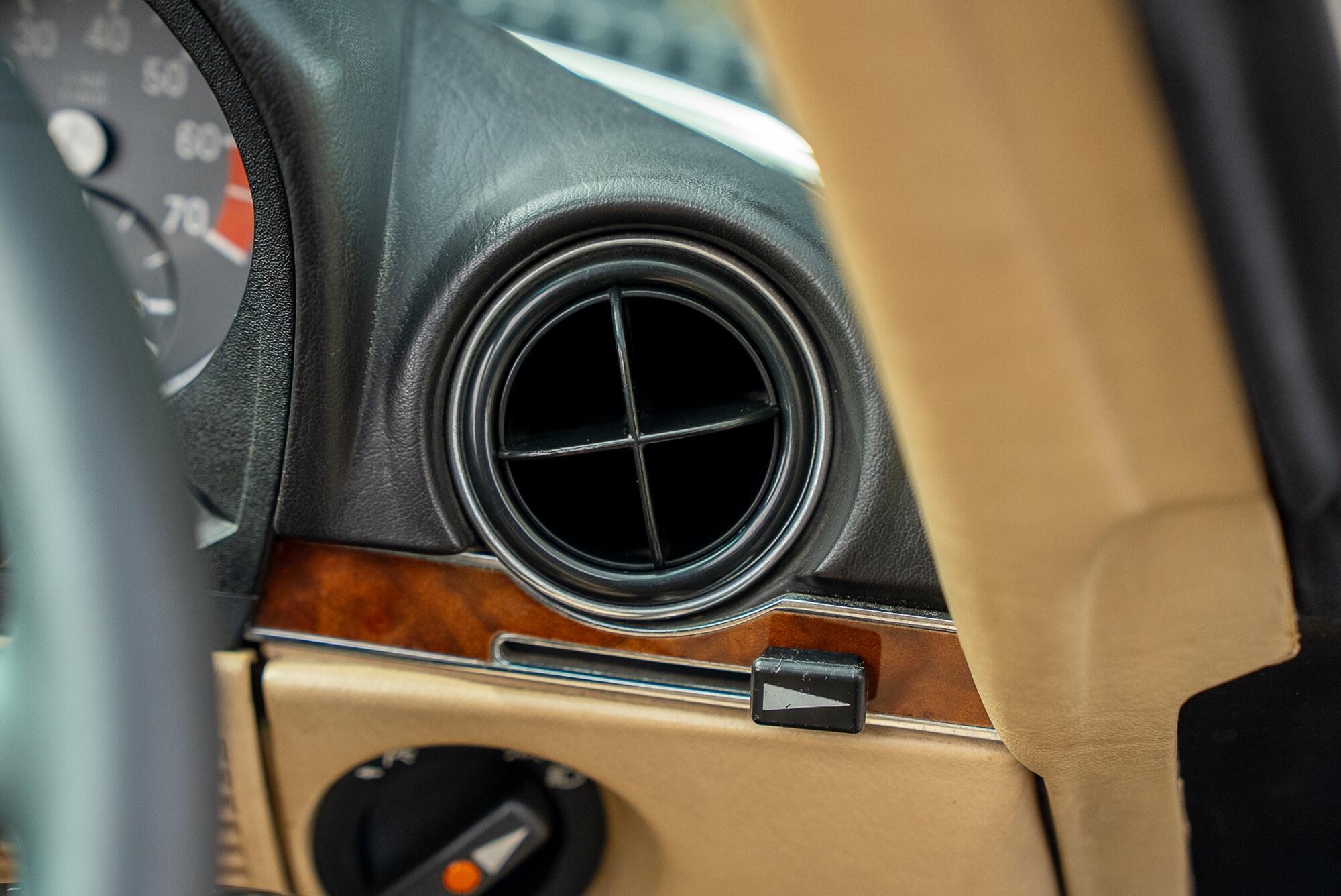 Mercedes-Benz 500 SL view 42