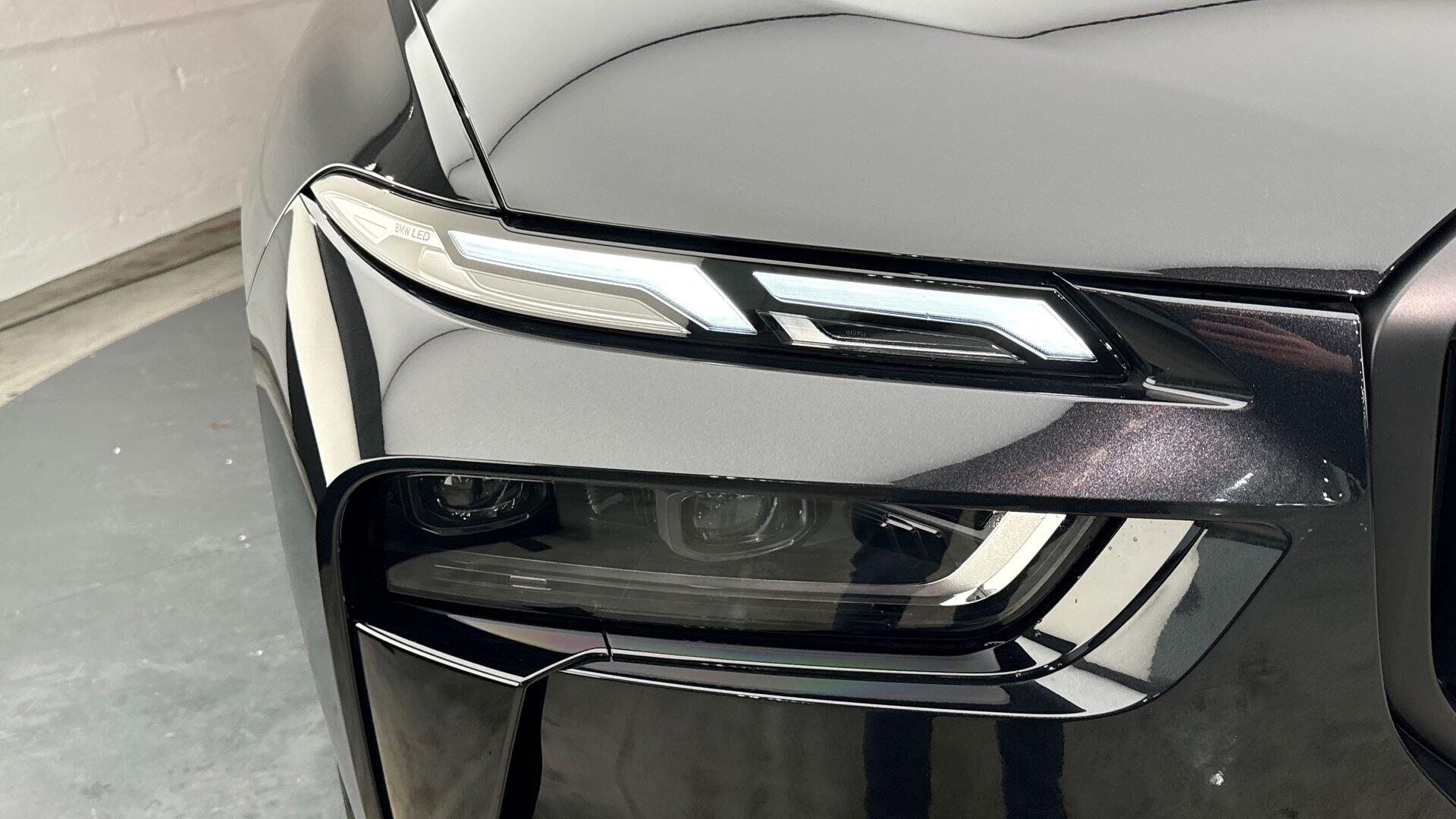 BMW X7 view 24