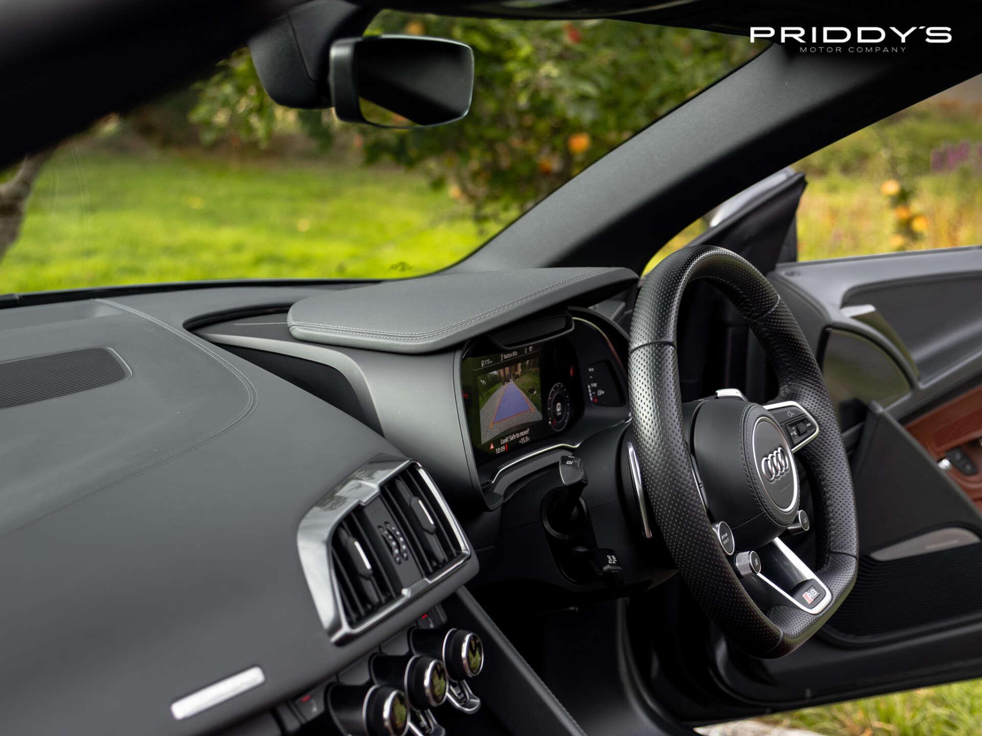 Audi R8 view 12