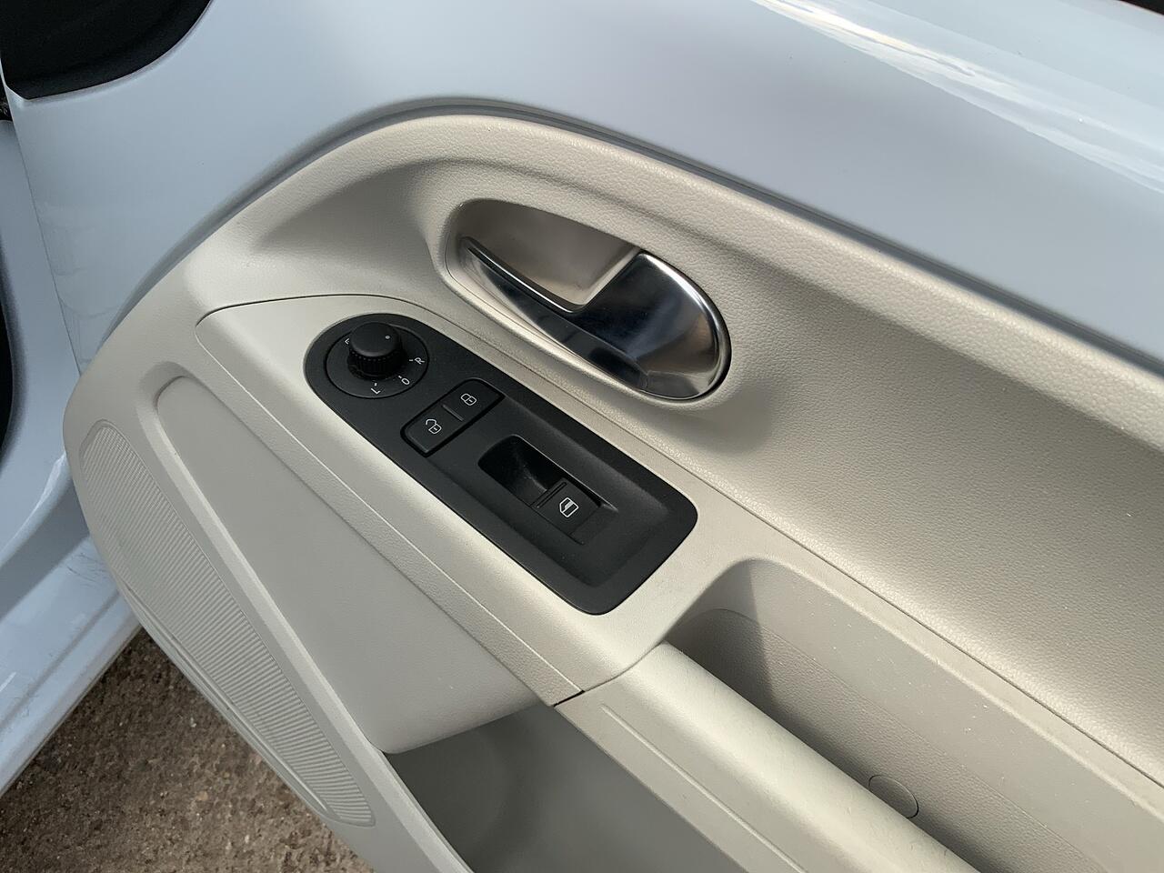 Volkswagen Up! view 13