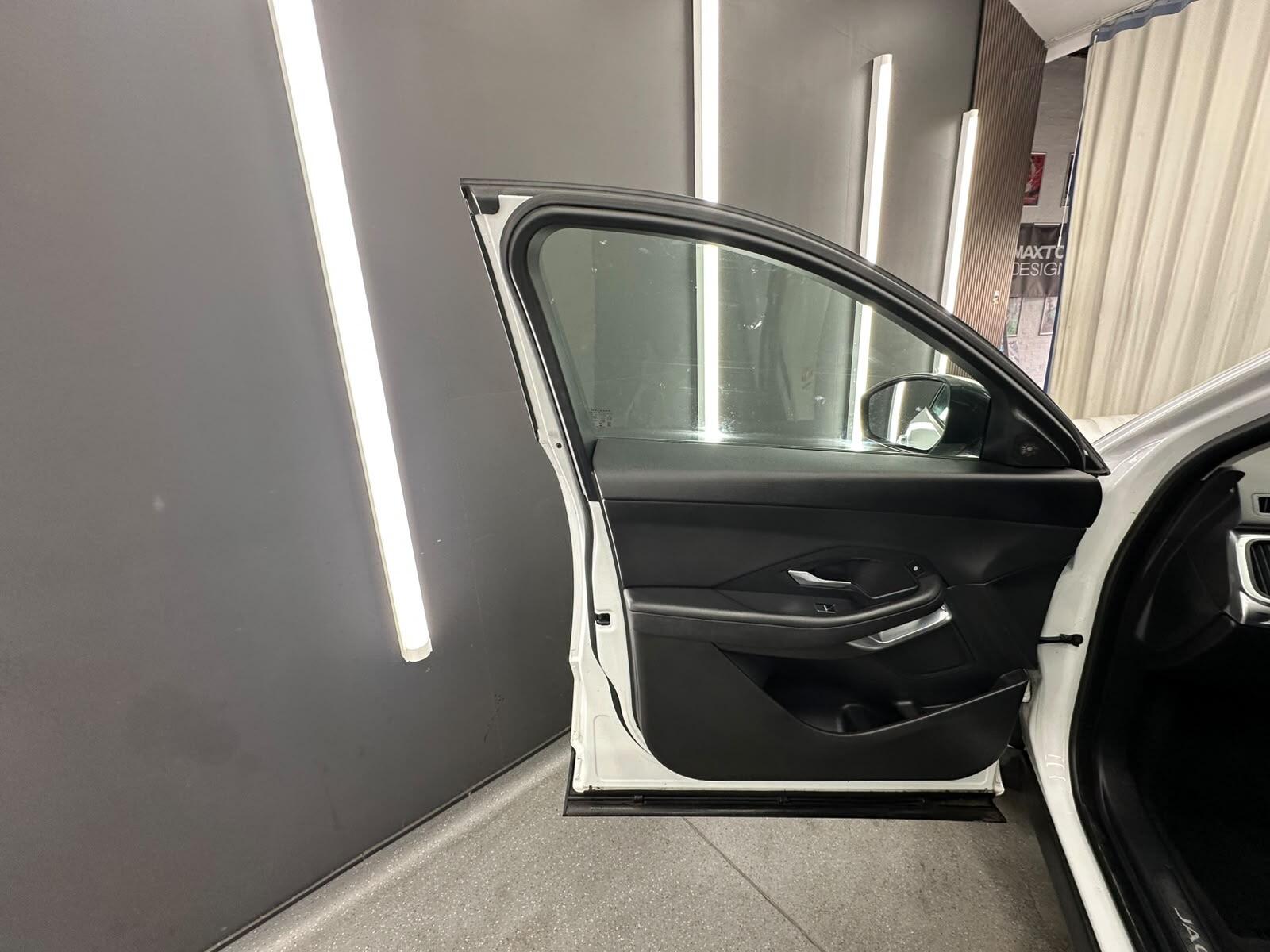 Jaguar E-Pace view 18