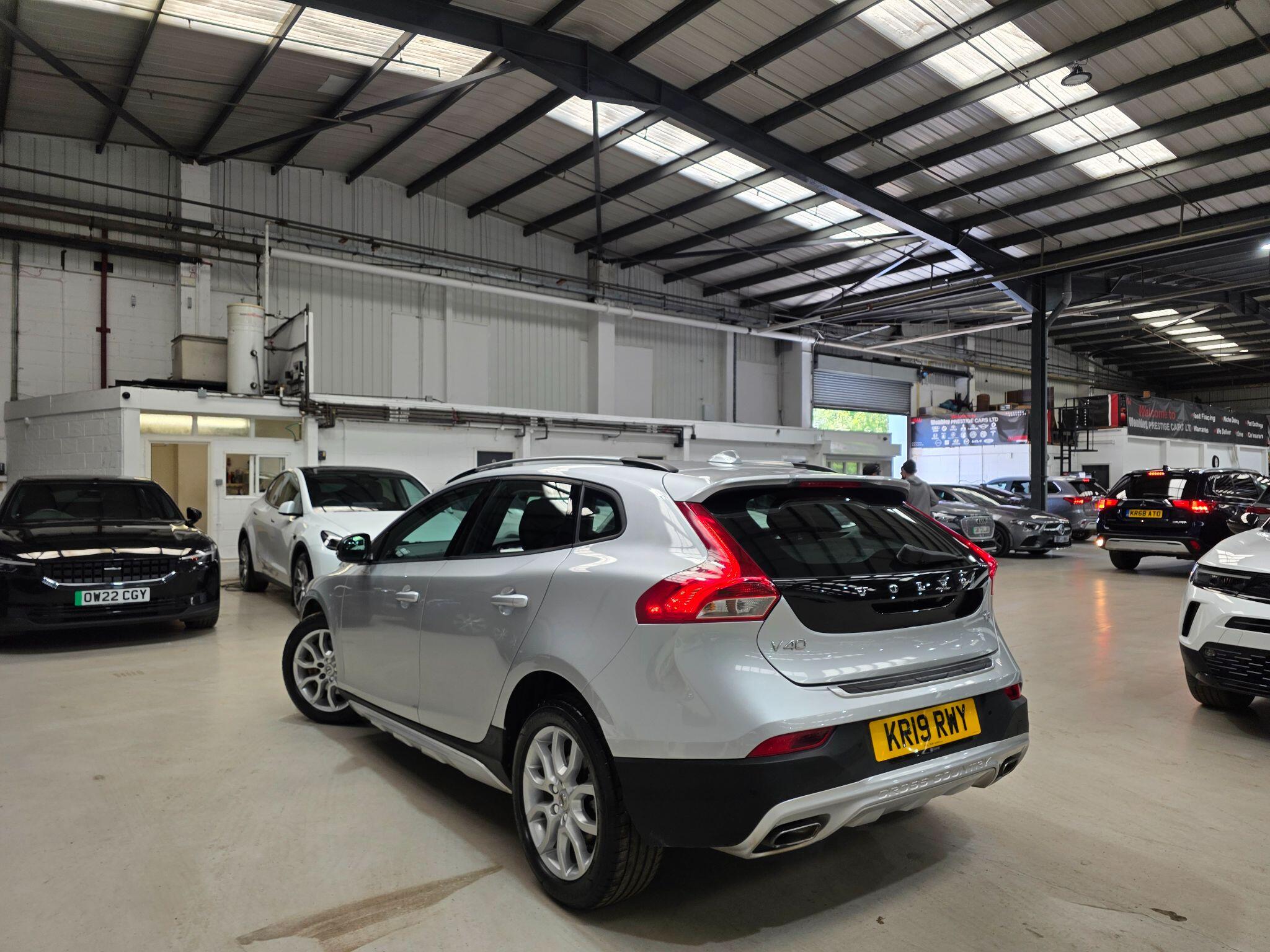 Volvo V40 Cross Country view 25