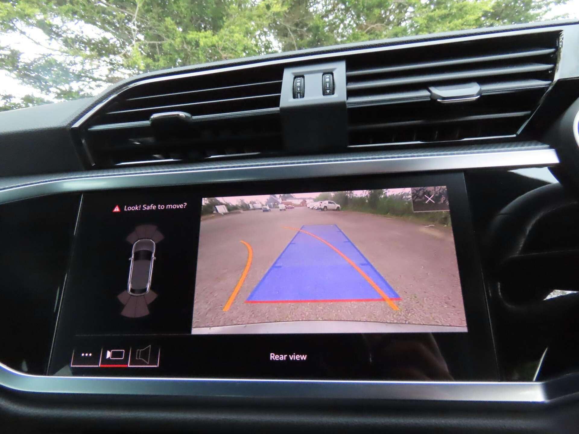 Audi Q3 view 11