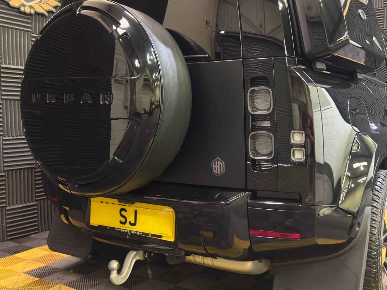 Land Rover Defender 110 view 6