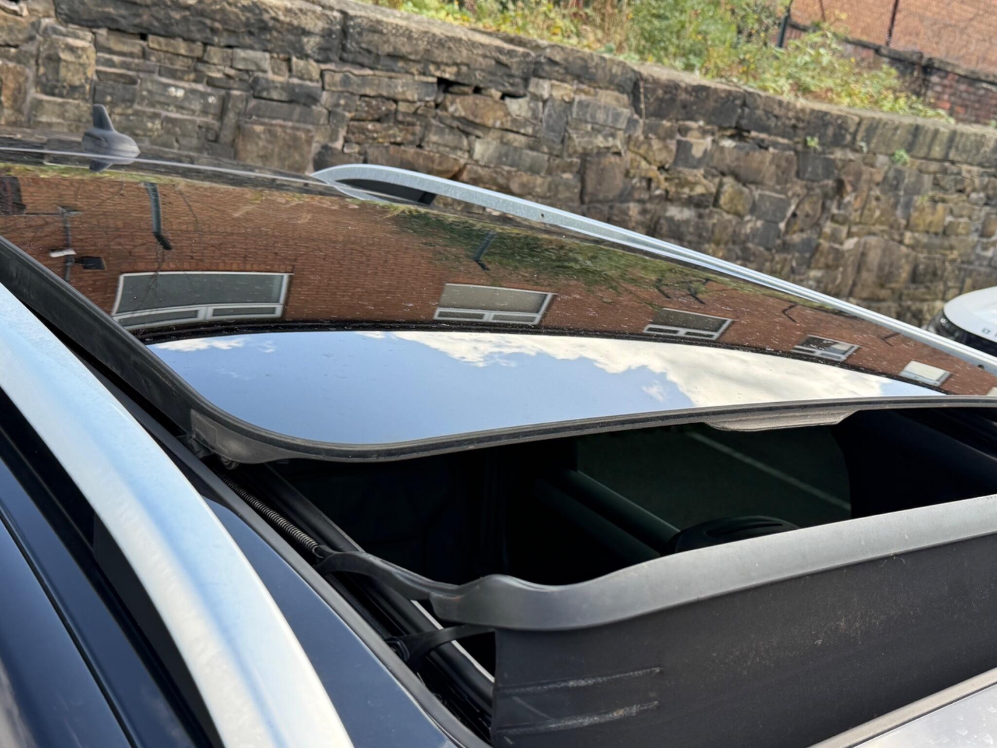 Volkswagen Touareg view 9