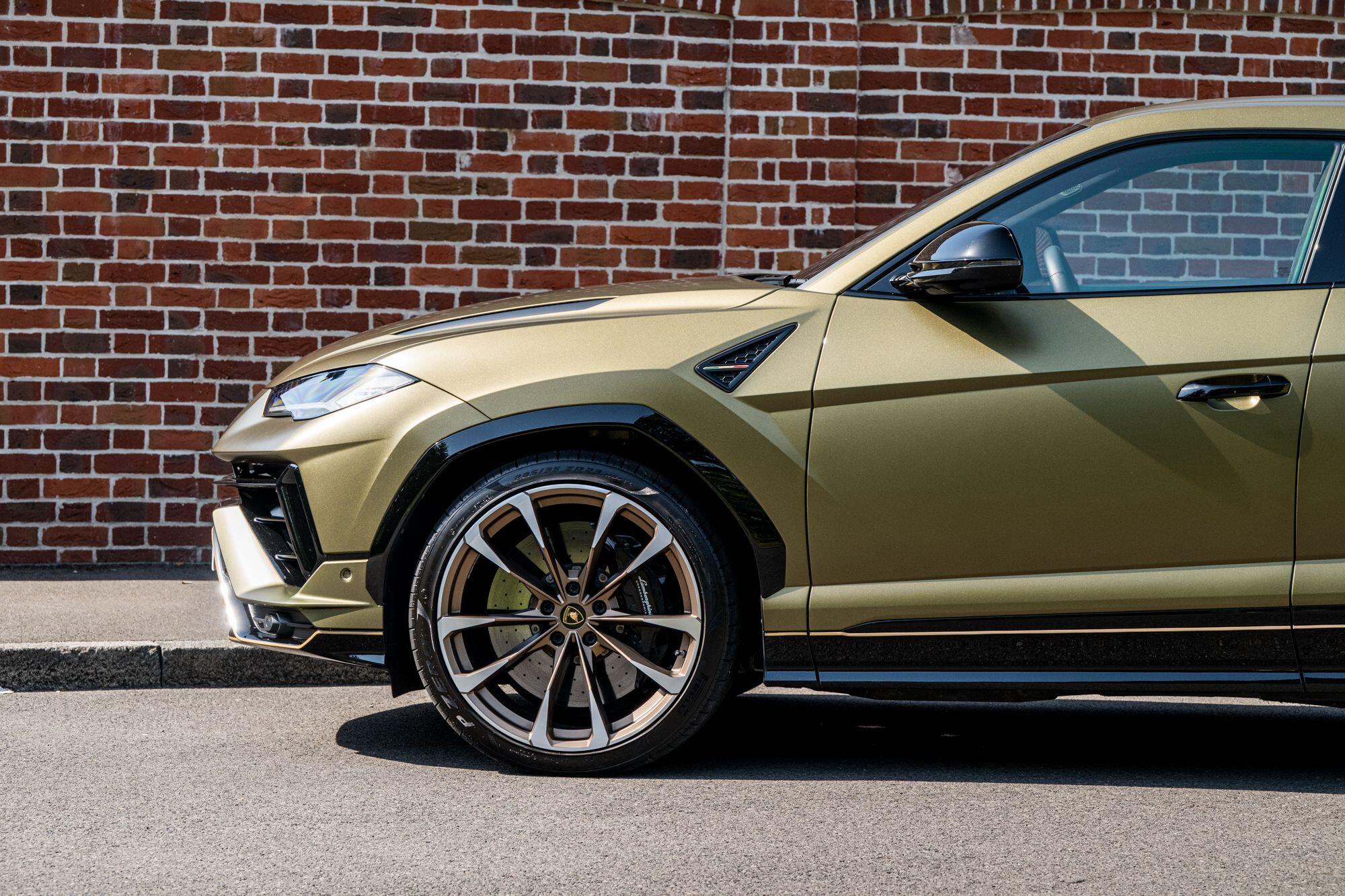 Lamborghini Urus view 32