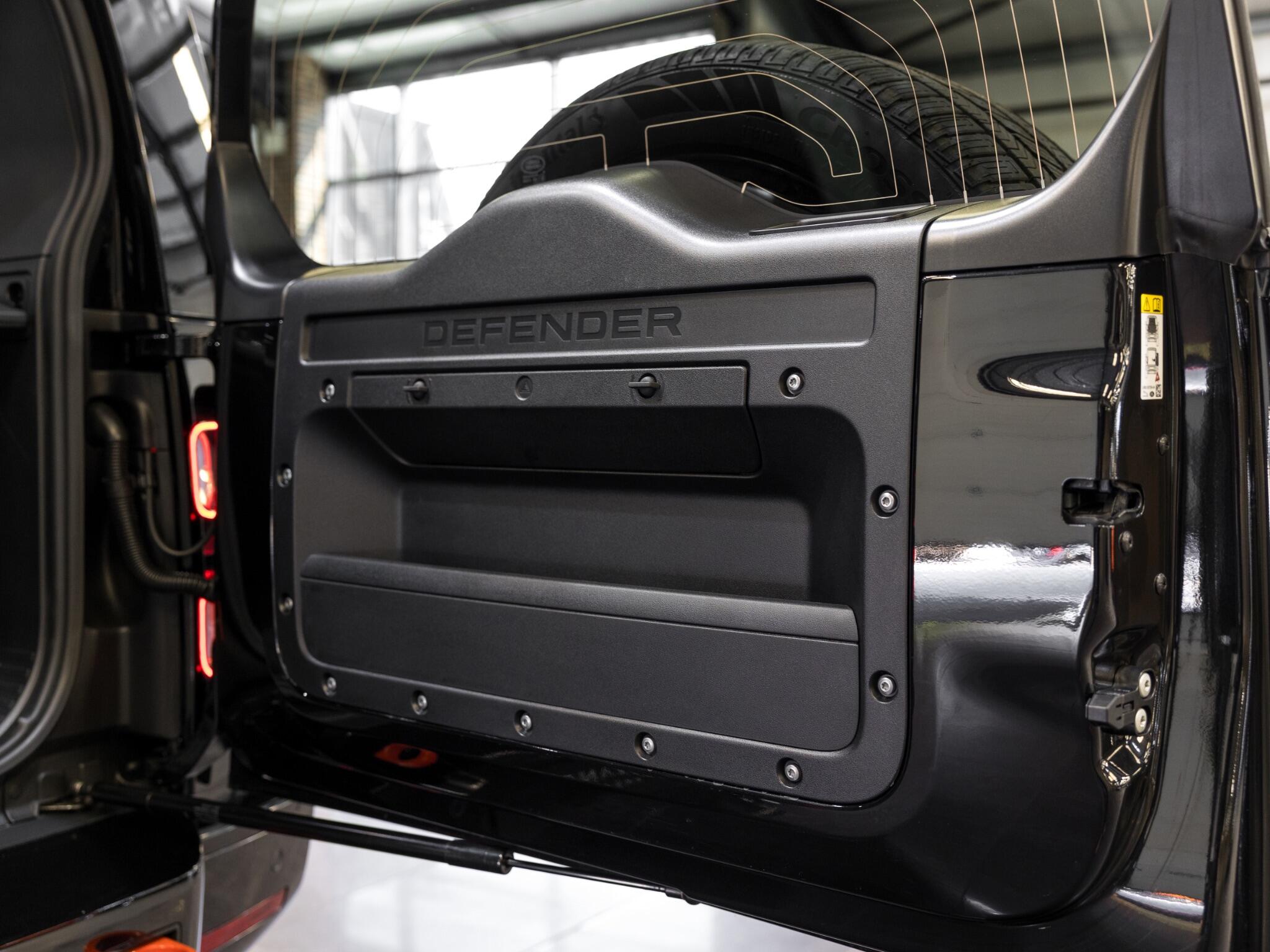 Land Rover Defender 110 view 37