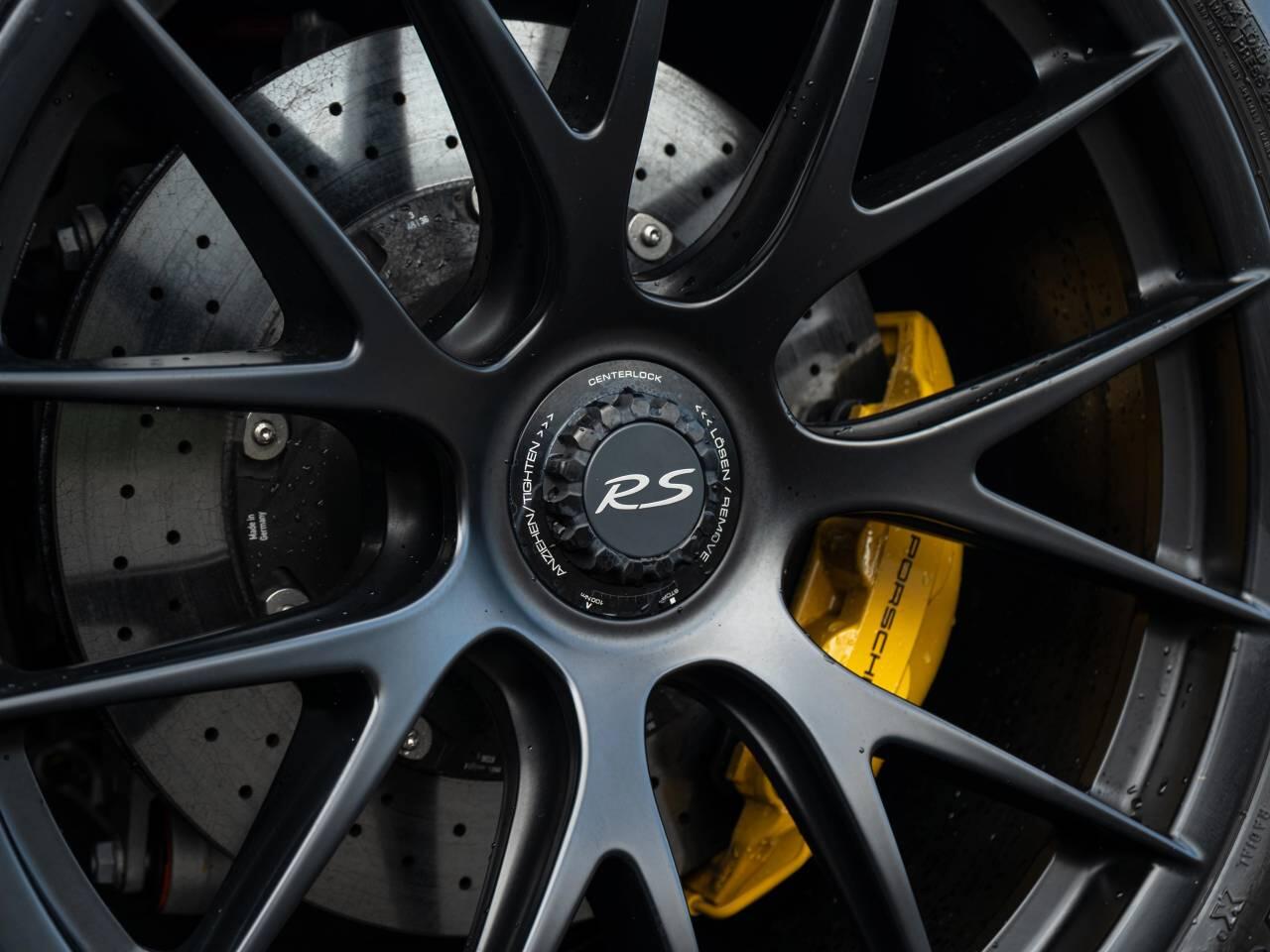 Porsche 911 view 16