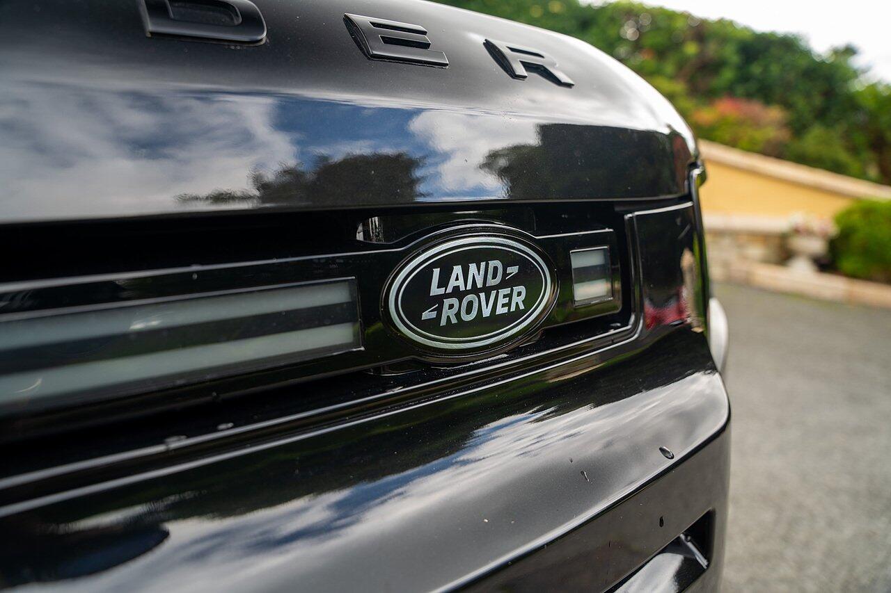 Land Rover Defender view 29