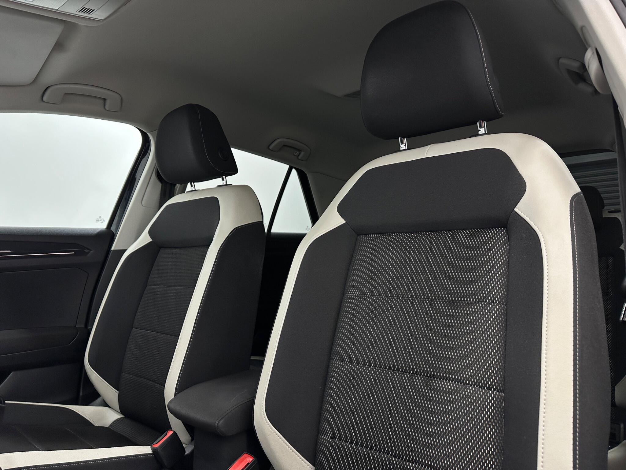 Volkswagen T-Roc view 35