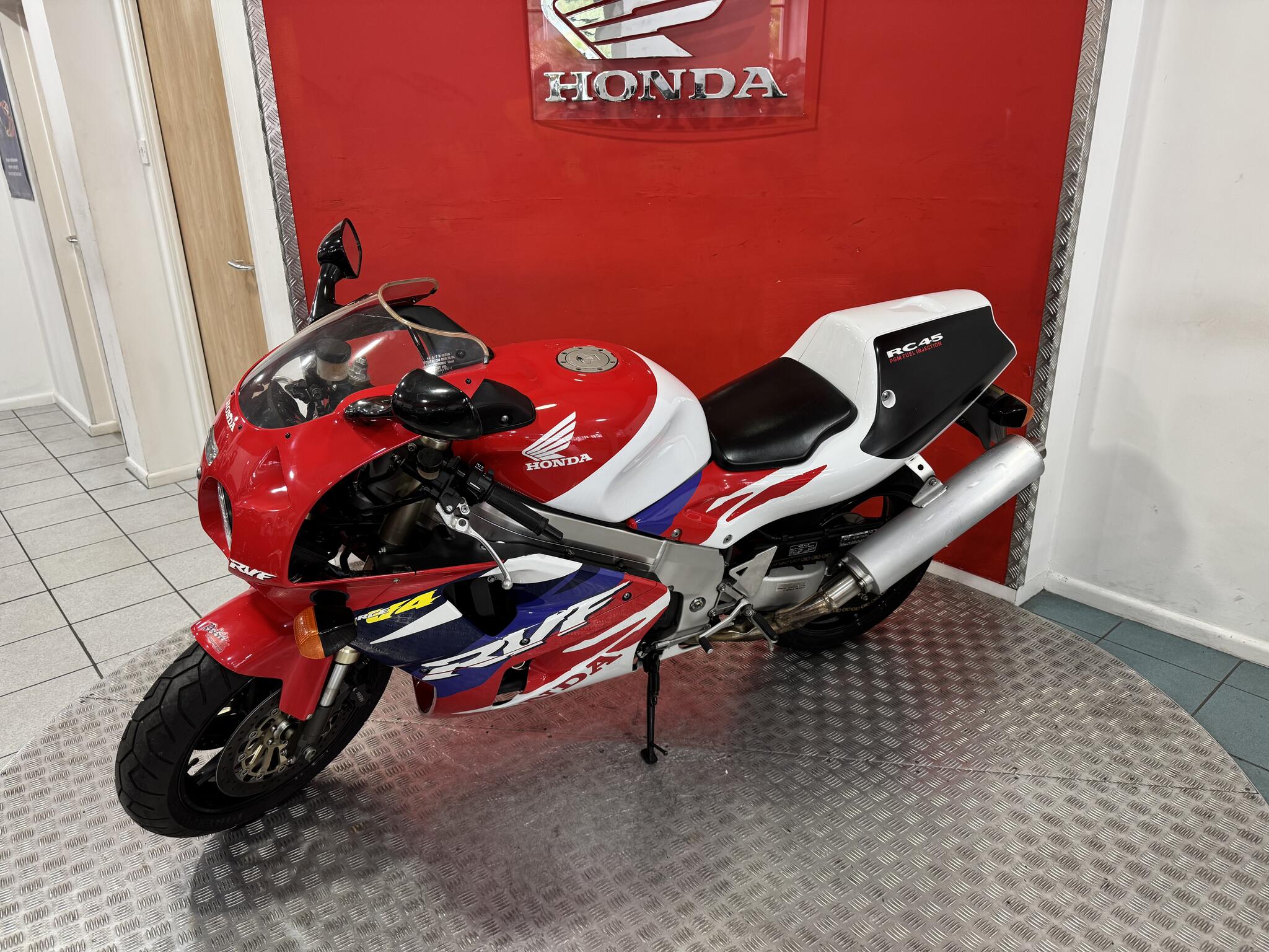 Honda RVF750 view 4