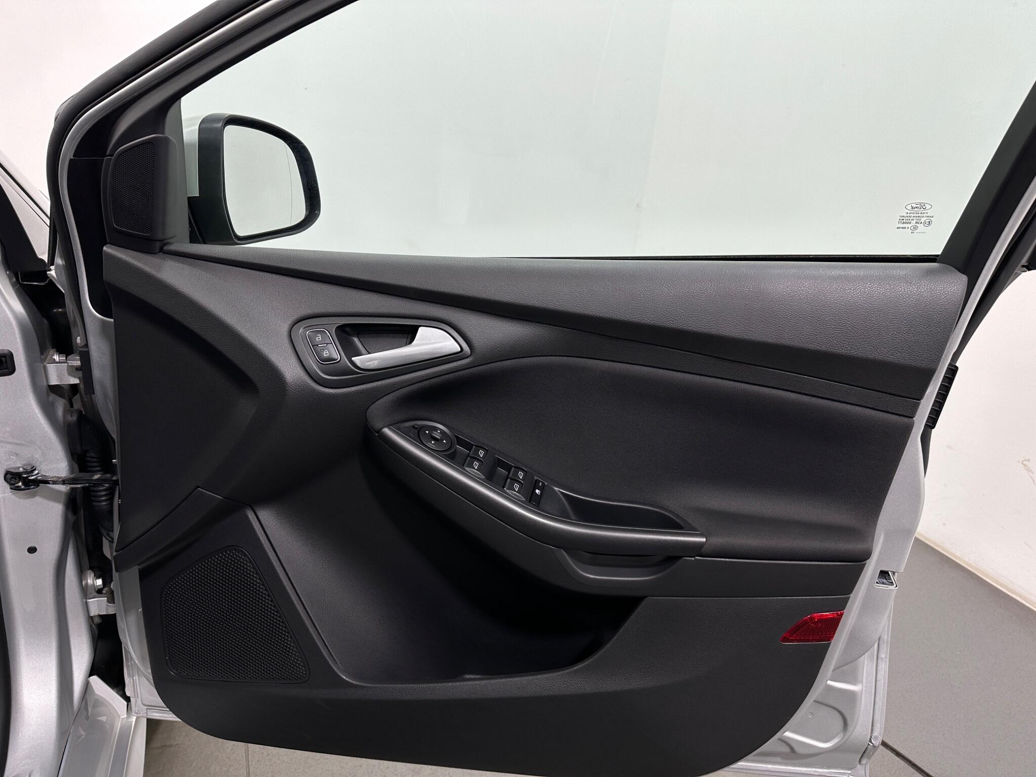 Ford Focus view 33