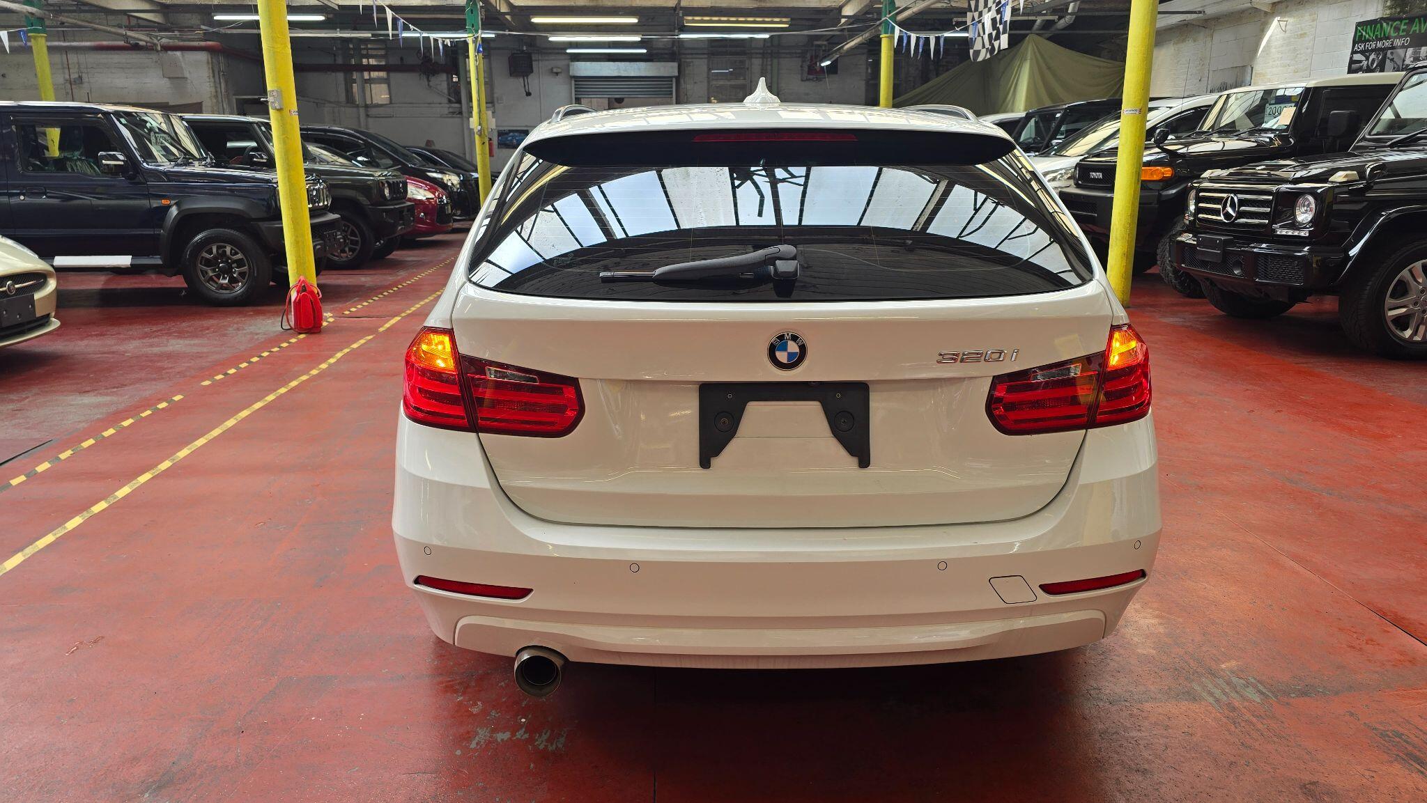 BMW 3 Series view 30