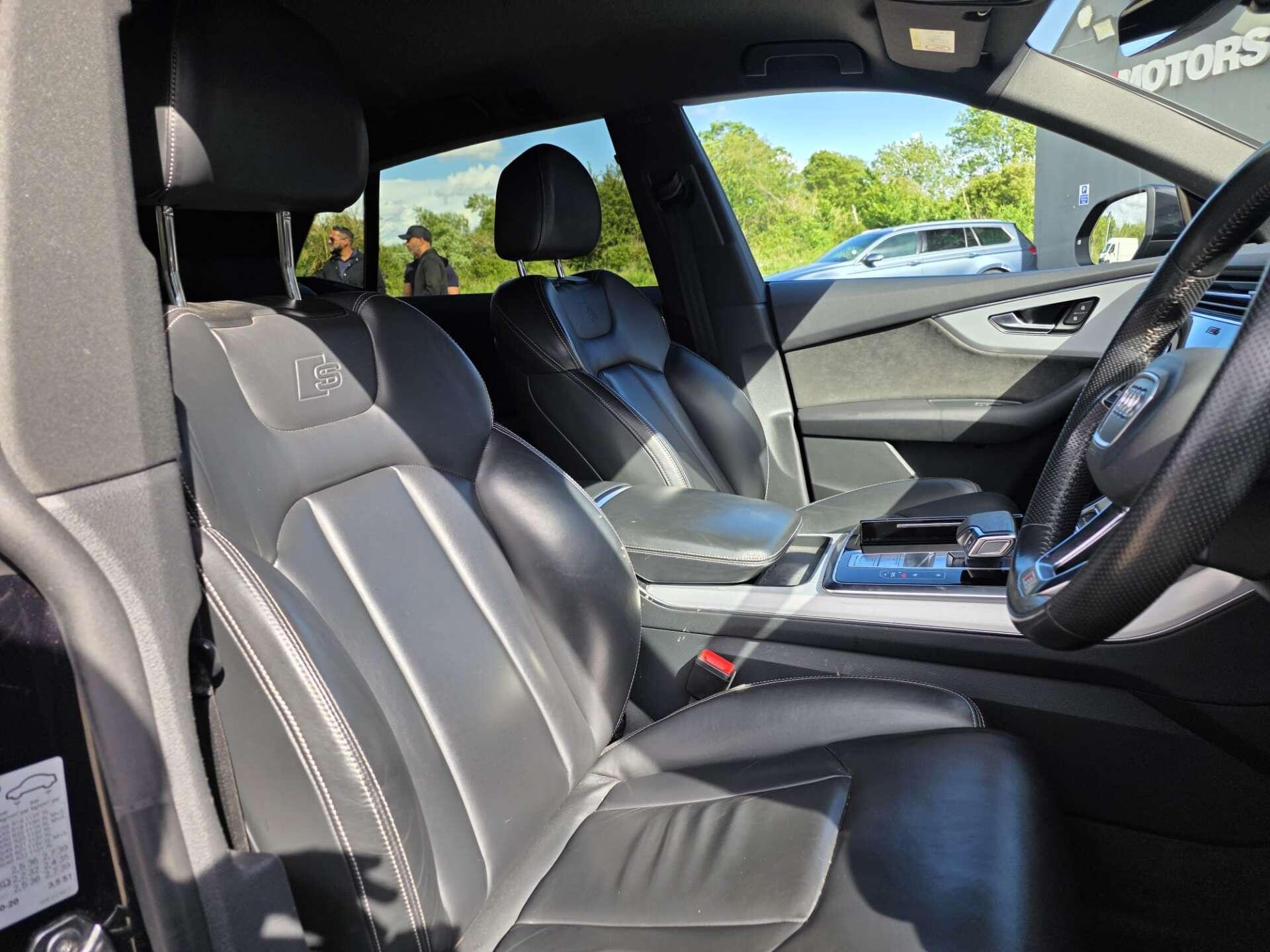Audi Q8 view 29