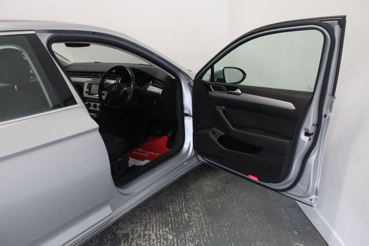 Volkswagen Passat view 25