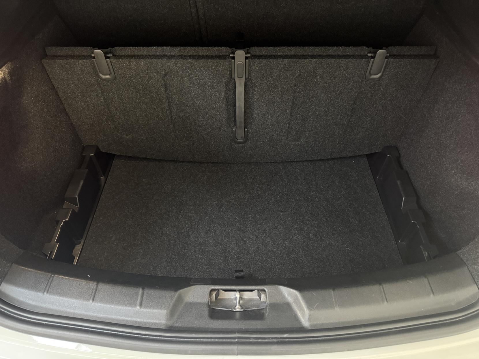 Volvo V40 view 74