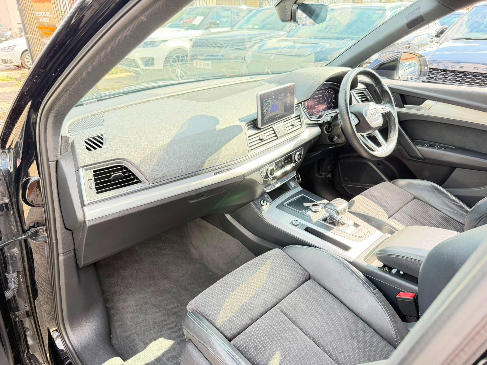 Audi Q5 view 9