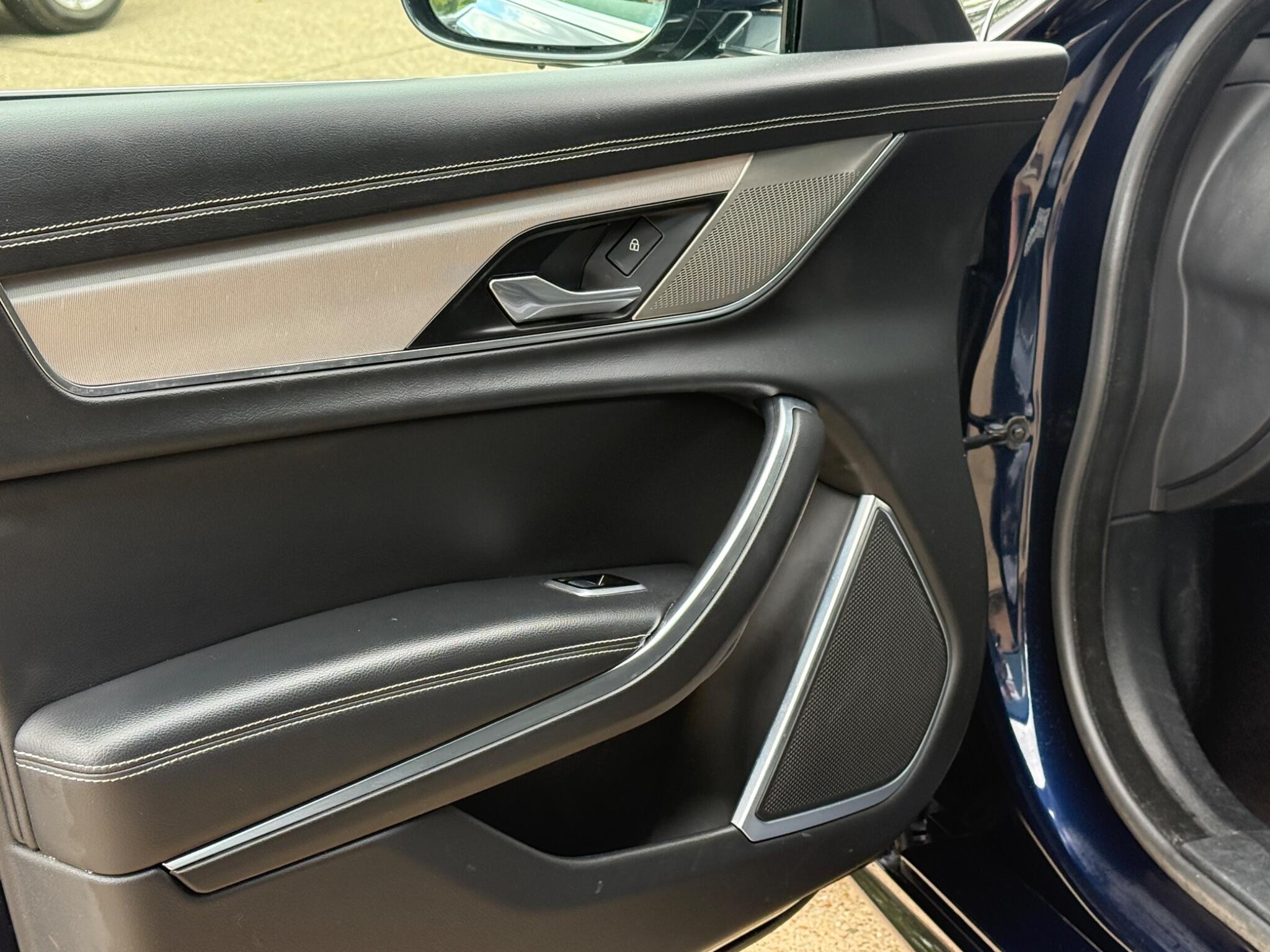 Jaguar XF view 38