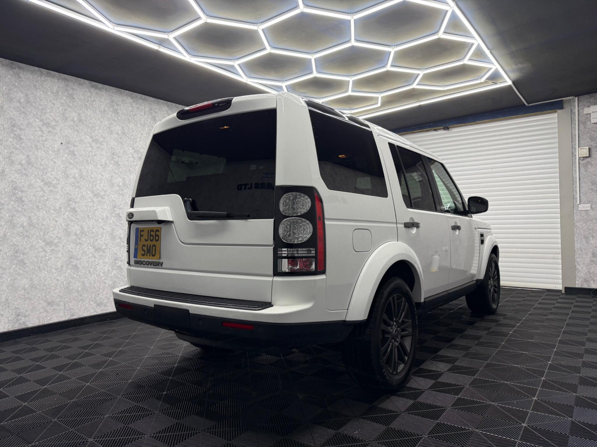 Land Rover Discovery 4 view 4