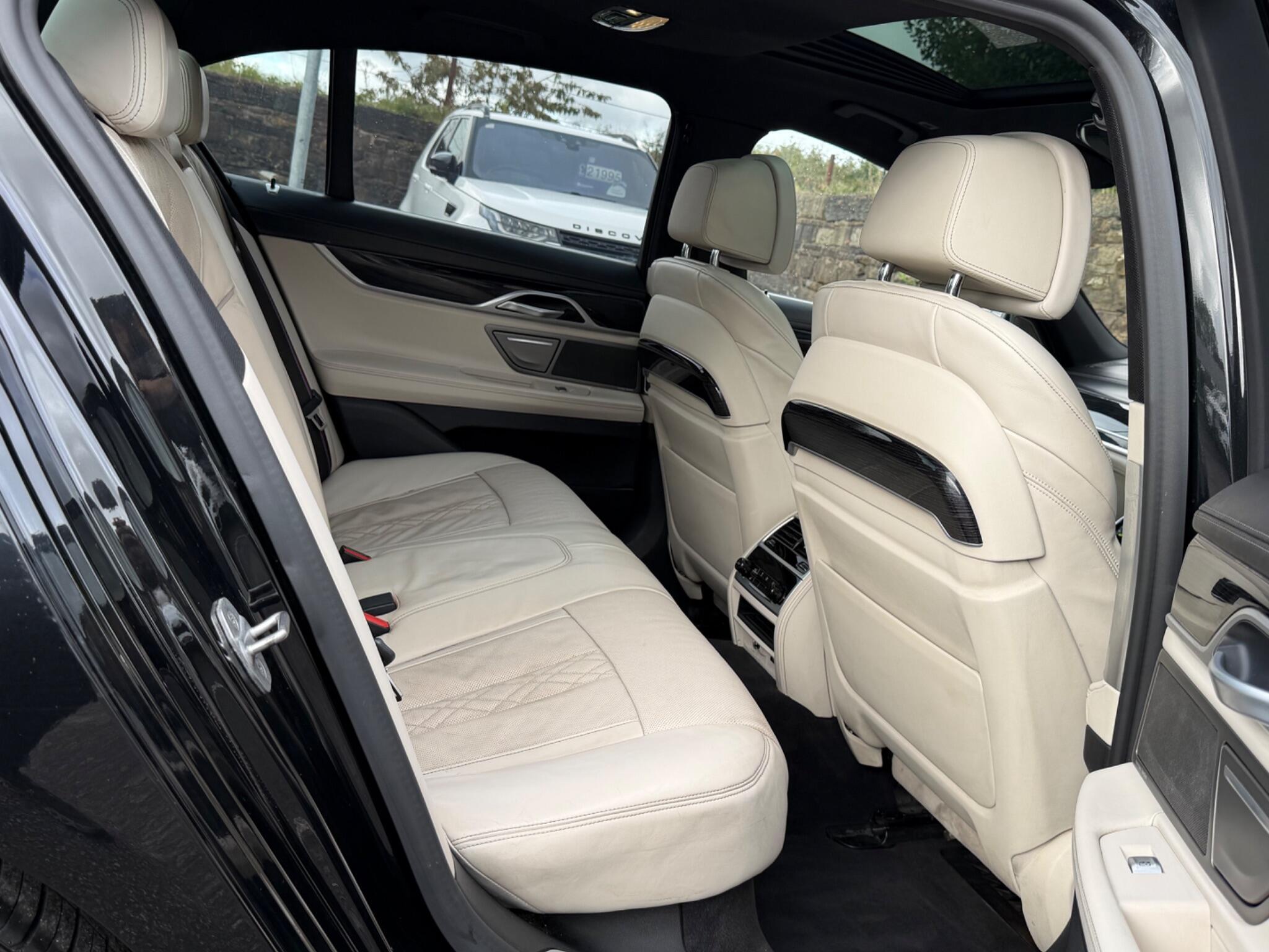 BMW 7 Series view 20