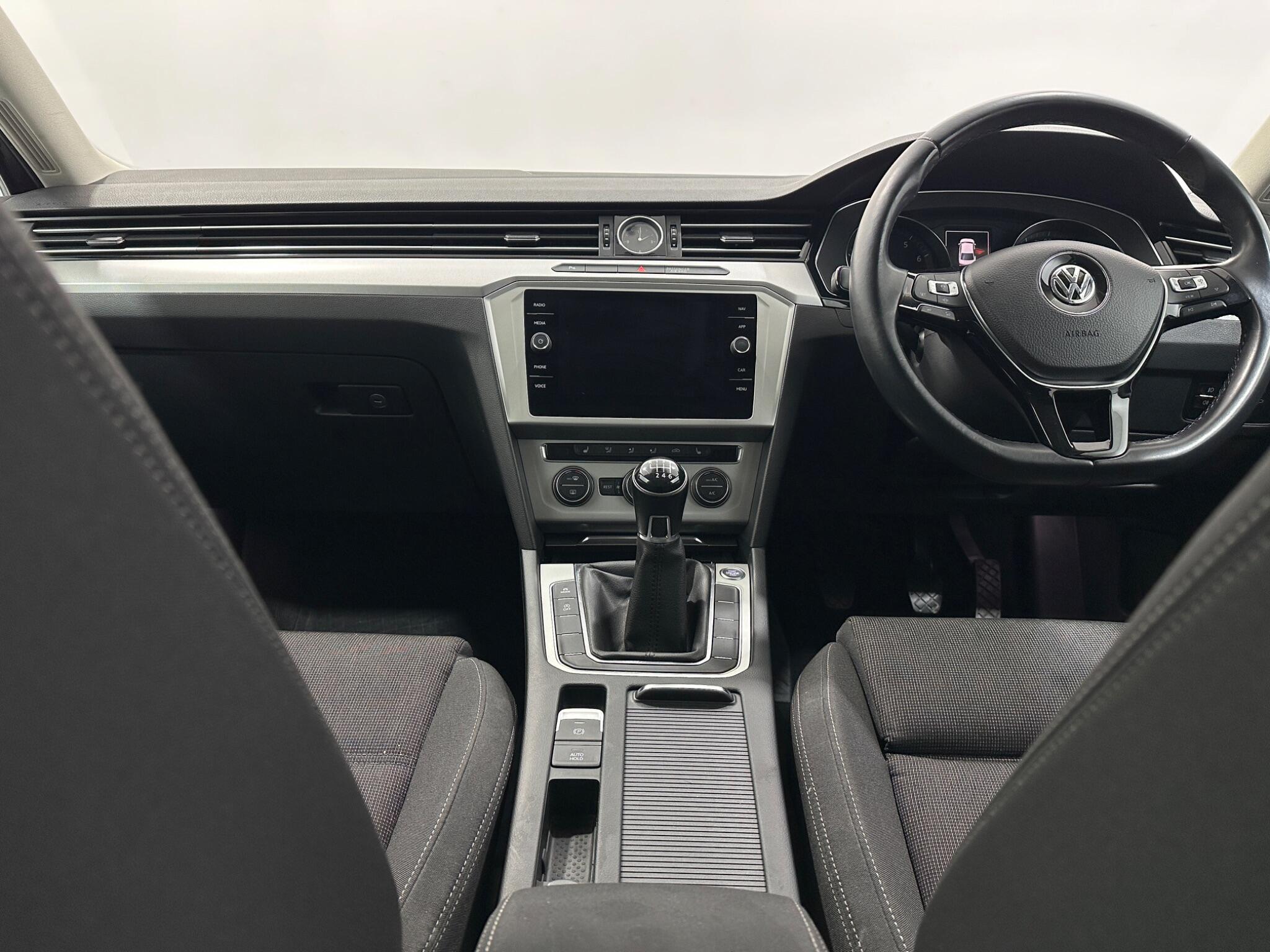 Volkswagen Passat view 19