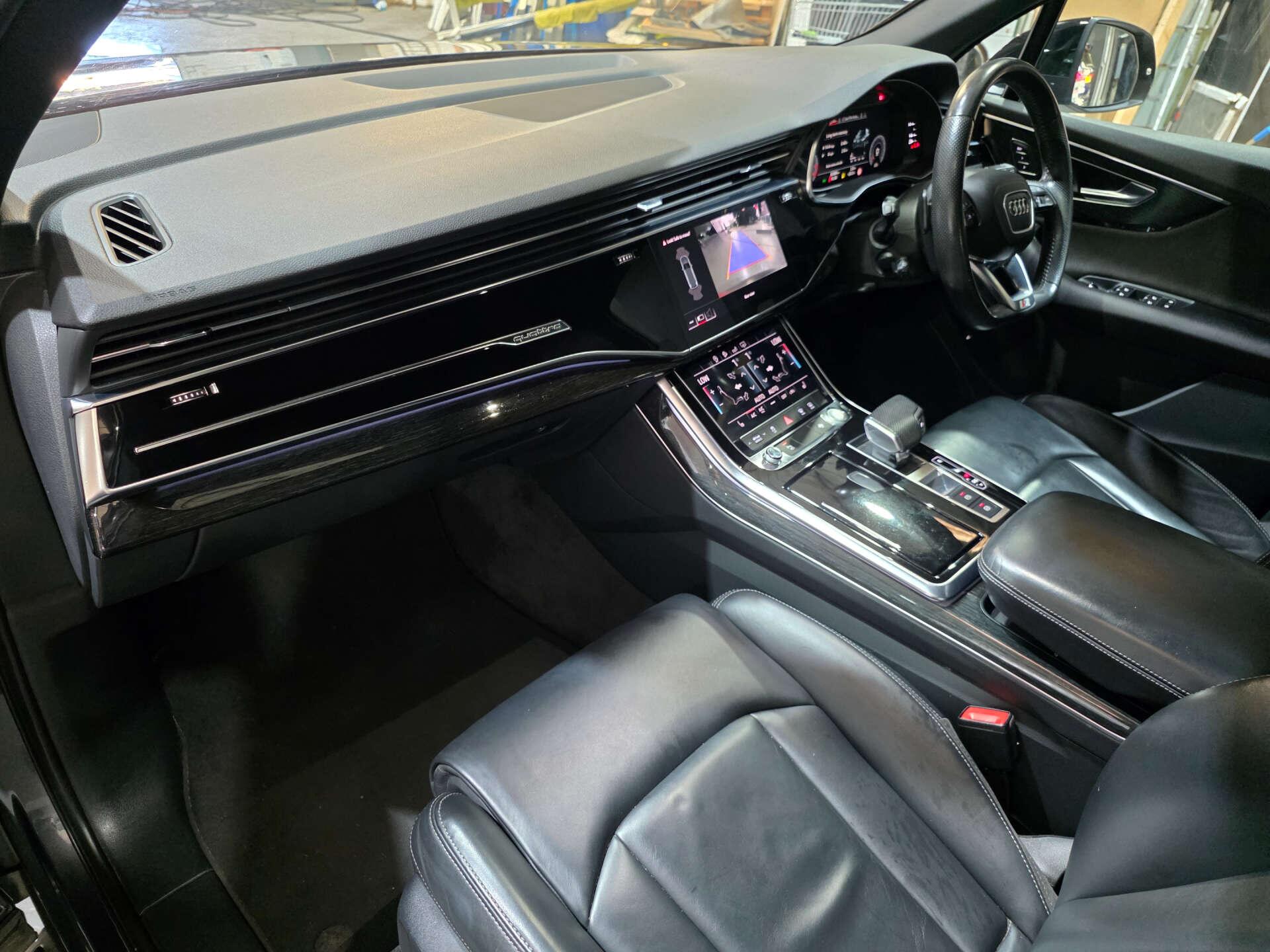 Audi Q7 view 24