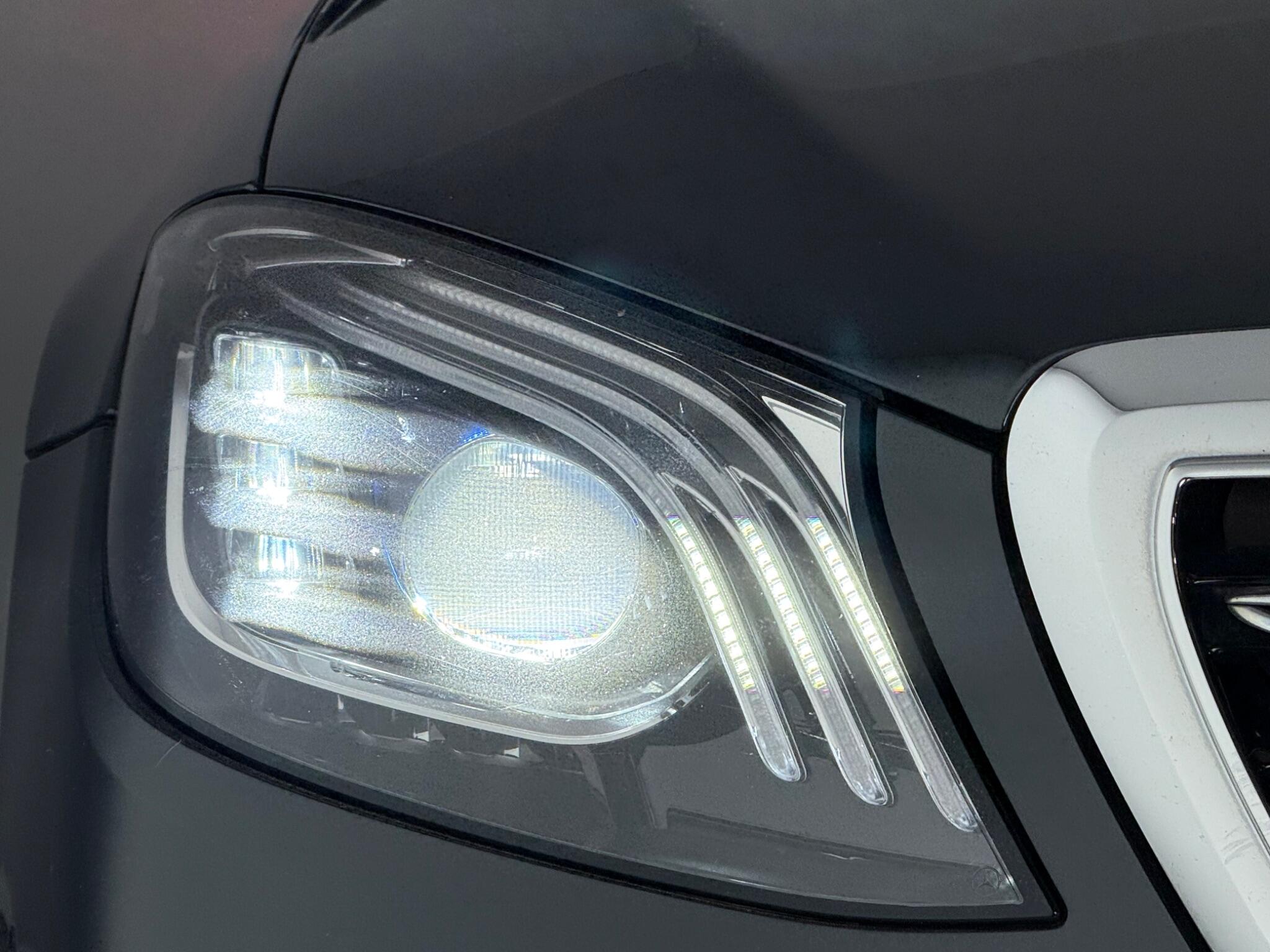 Mercedes-Benz S-Class view 4