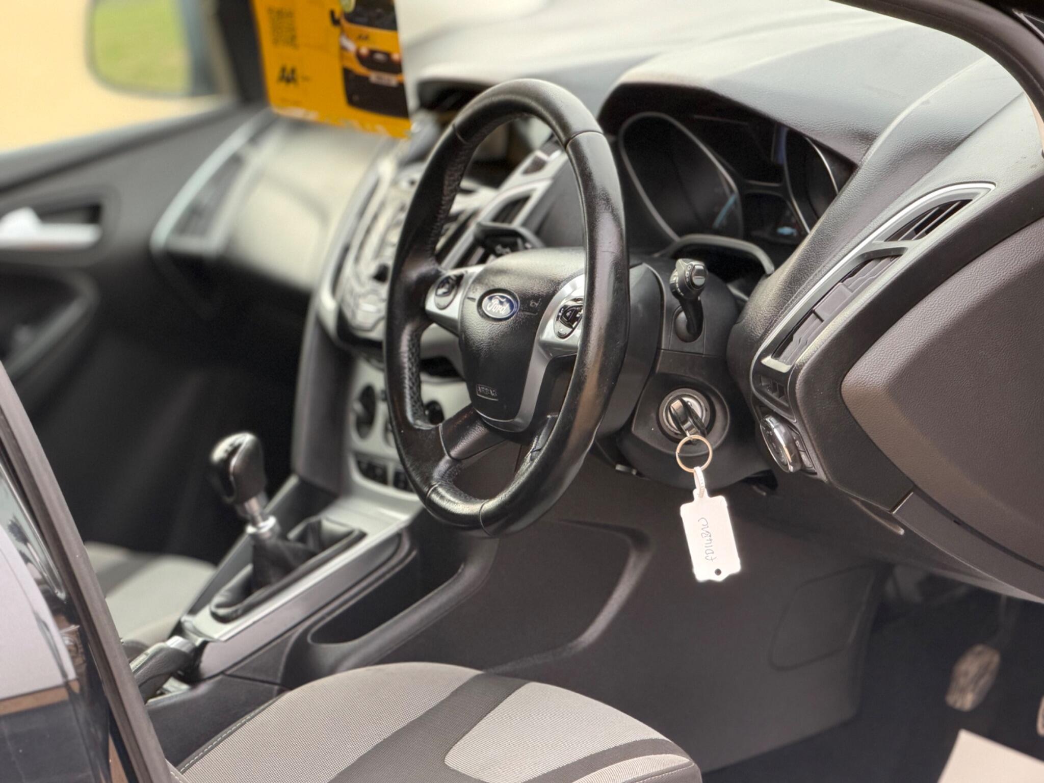 2014 Ford Focus 1.6 TDCi Zetec Euro 5 (s/s) 5dr image 25